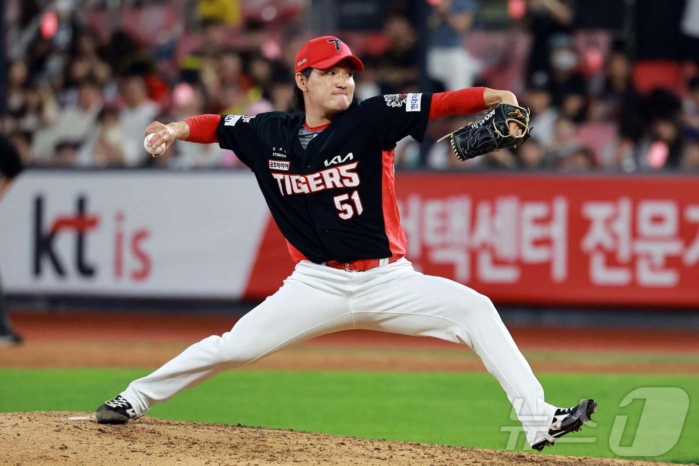 본문 이미지 - 21일 오후 경기 수원 KT위즈파크에서 열린 '2025 신한 SOL뱅크 KBO 리그’ KIA 타이거즈와 kt 위즈의 경기, KIA 전상현이 7회말 등판해 힘차게 공을 던지고 있다. 2025.5.21 ⓒ 뉴스1 김진환 기자