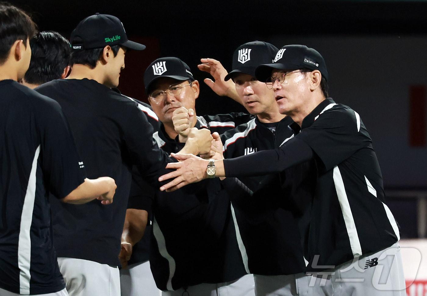 21일 오후 경기 수원 KT위즈파크에서 열린 &#39;2025 신한 SOL뱅크 KBO 리그’ KIA 타이거즈와 kt 위즈의 경기, 3대1로 승리한 kt의 이강철 감독이 시즌 3승을 달성한 고영표를 격려하고 있다. 2025.5.21/뉴스1 ⓒ News1 김진환 기자