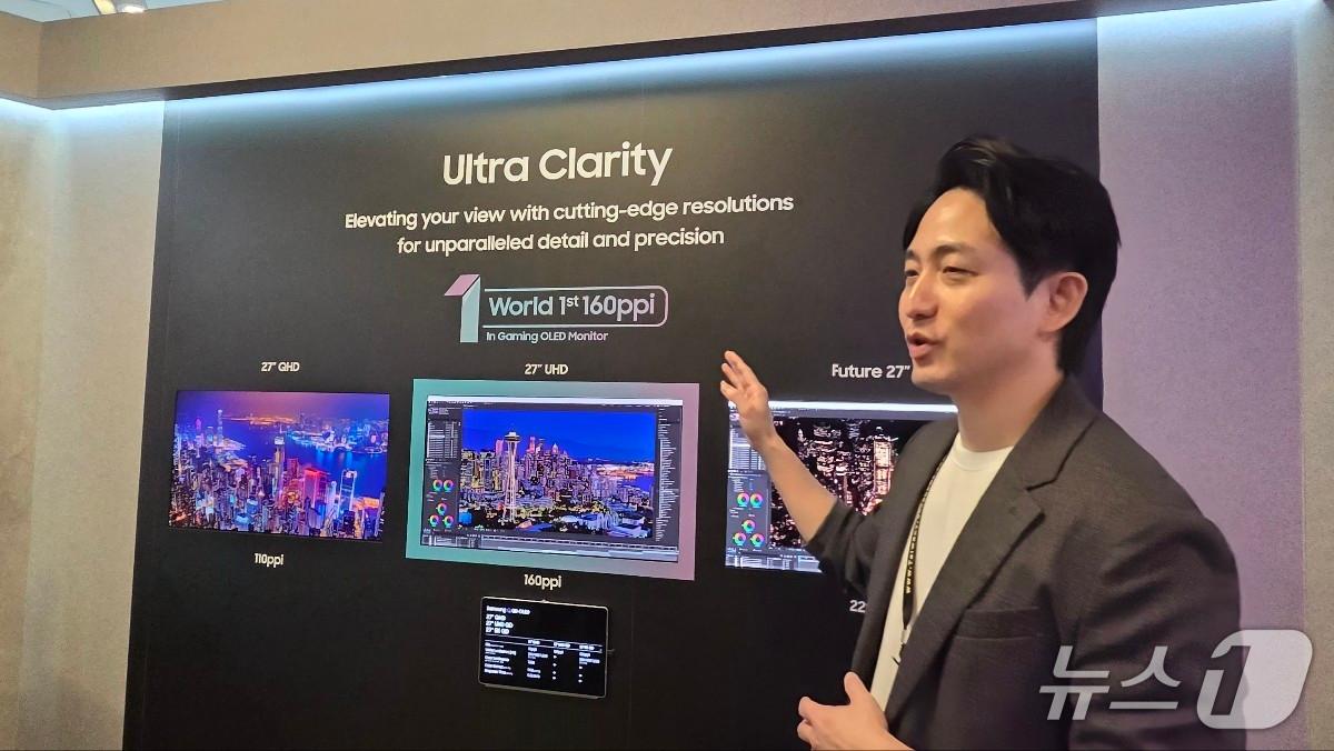 본문 이미지 - 강형구 삼성디스플레이 IT상품기획그룹 그룹장이 컴퓨텍스 2025 삼성디스플레이 전시관 미디어 투어에서 OLED 제품을 설명하고 있다.2025.5.21/뉴스1 ⓒ News1 김민석 기자