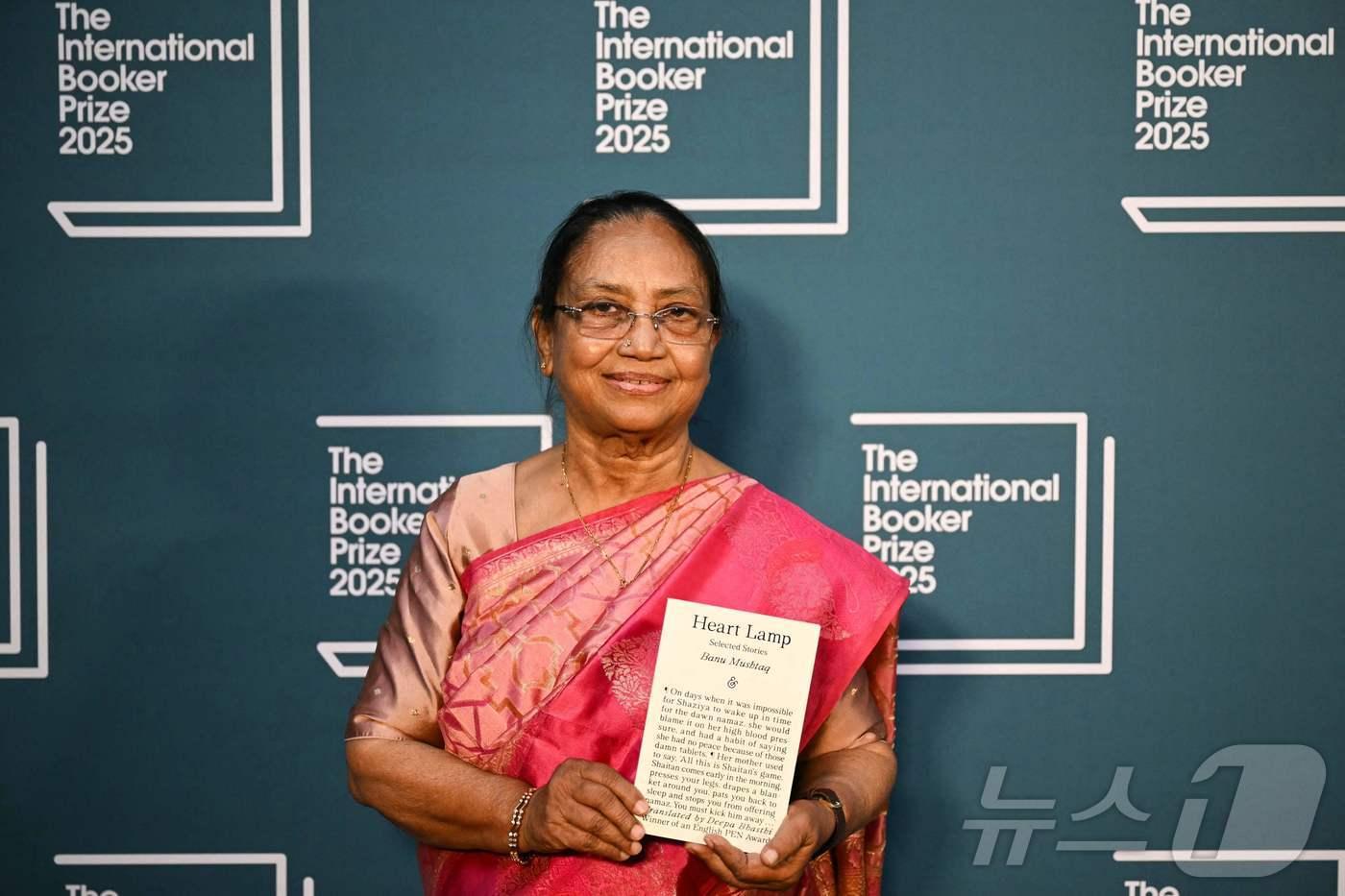 2025 부커상 인터내셔널부문 수상자 바누 무슈타크가 20일(현지시간) 영국 런던에서 열린 부커상 시상식에 참석하고 있다. 2025.05.20 ⓒ AFP=뉴스1 ⓒ News1 정지윤 기자
