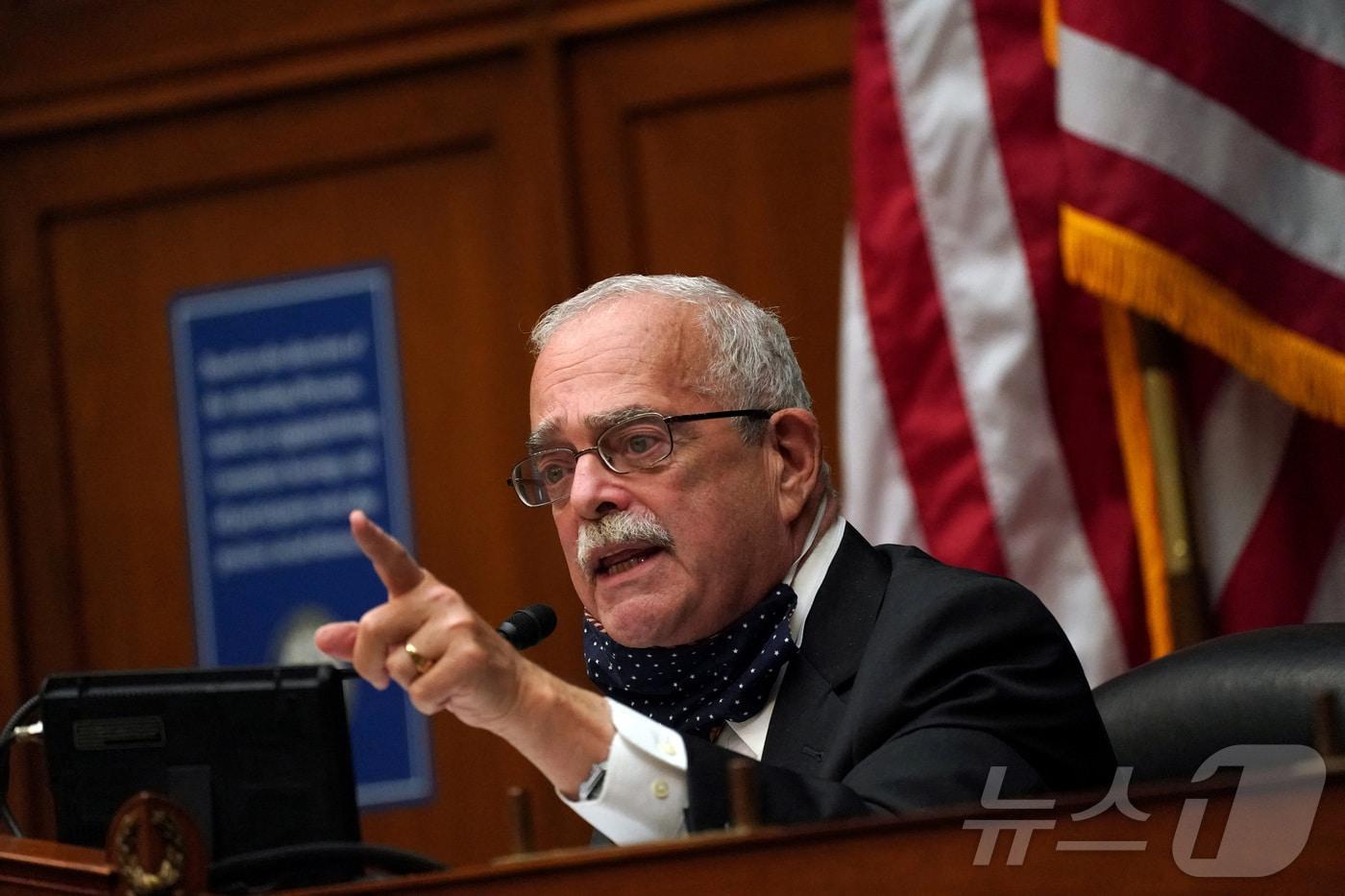 본문 이미지 - 미 연방 하원 내 '지한파'인 제럴드 코널리 하원의원이 21일(현지시간) 향년 75세로 별세했다. 사진은 2020년 10월 7일, 미국 워싱턴DC에서 열린 하원 감독 및 개혁위원회 청문회에서 질문하고 있는 모습. 2025.05.21 ⓒ 로이터=뉴스1 ⓒ News1 류정민 특파원