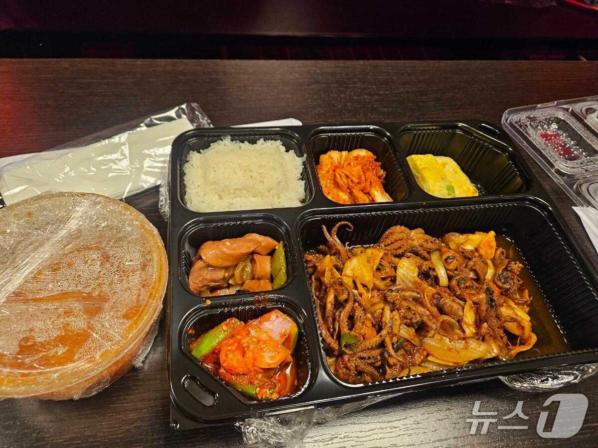 본문 이미지 -  대사관과 한국 기업에서 탁구대표팀에 지원한 한식 도시락ⓒ News1 사진공동취재단