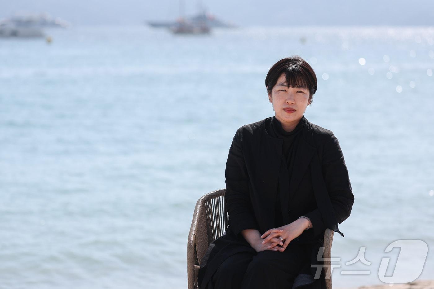 제78회 칸 국제영화제가 열리고 있는 프랑스 남부 소도시 칸&#40;Cannes&#41; 크루아제트 해변의 한 카페에서 비공식 부문인 비평가주간 단편 경쟁 부문에 초청된 애니메이션 ‘안경’의 정유미 감독이 뉴스1과 인터뷰를 하고 있다. 2025.5.22/뉴스1 ⓒ News1 이준성 기자