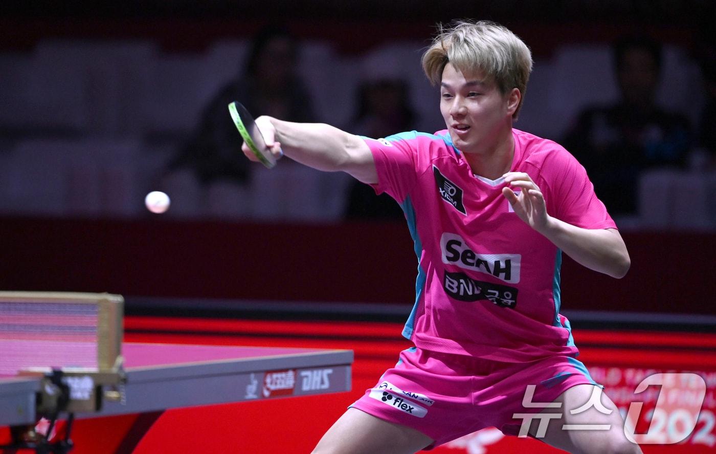 안재현이 21일(현지시간) 카타르 도하 루사일 아레나에서 열린 2025 국제탁구연맹(ITTF) 세계선수권대회 남자단식 32강 대만 린옌췬과 경기를 펼치고 있다. 2025.5.22/뉴스1