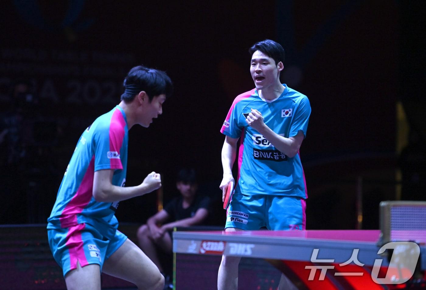 본문 이미지 - 장우진(오른쪽), 조대성이 21일(현지시간) 카타르 도하 루사일 아레나에서 열린 2025 국제탁구연맹(ITTF) 세계선수권대회 남자복식 16강 중국 린가오위안 · 린스둥과 경기에서 득점 후 환호하고 있다. 2025.5.22/뉴스1