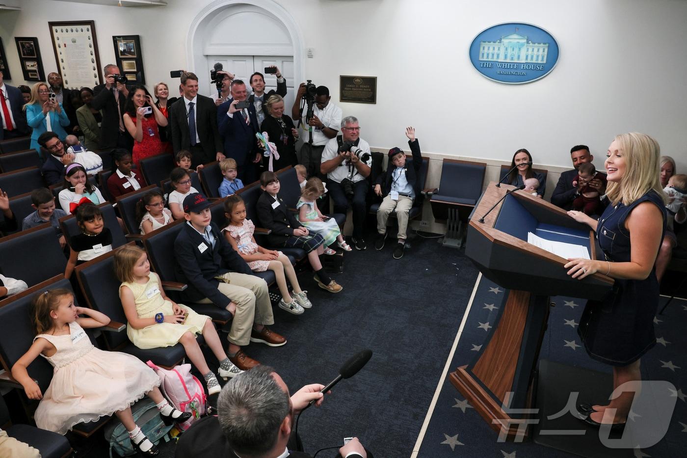 캐롤라인 레빗 미국 백악관 대변인이 20일(현지시간) '자녀를 직장에 데려오는 날'을 맞아 아이들의 질문을 받고 있다. 2025.05.20 ⓒ 로이터=뉴스1 ⓒ News1 정지윤 기자