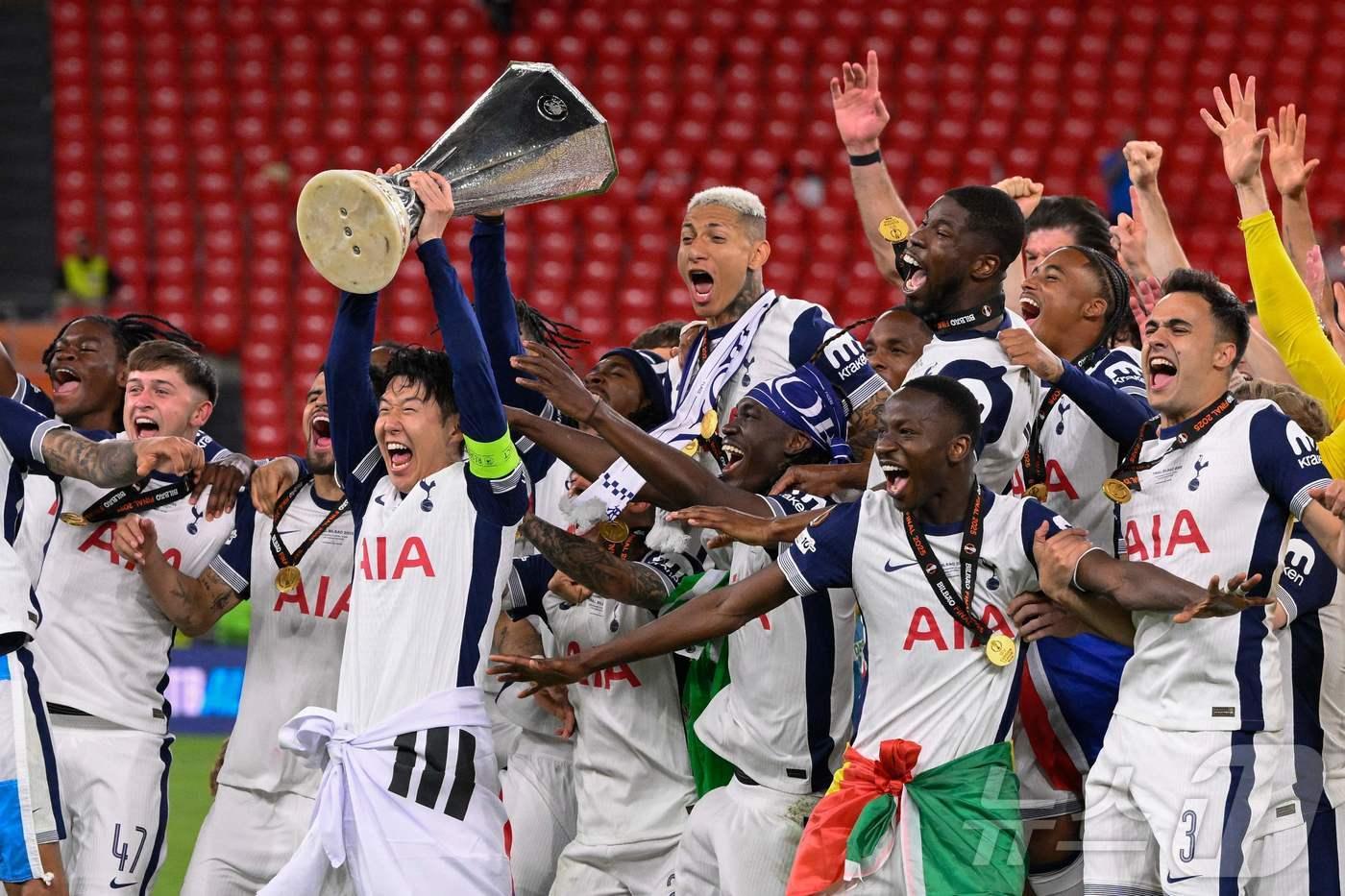 토트넘 손흥민이 22일&#40;한국시간&#41; 스페인 빌바오 산 마메스 경기장에서 열린 2024-25 유럽축구연맹&#40;UEFA&#41; 유로파리그&#40;UEL&#41; 결승전 맨체스터 유나이티드와 경기에서 1대0 승리 후 우승 트로피를 들어올리고 있다. 2025.5.22 ⓒ AFP=뉴스1 ⓒ News1 김도우 기자