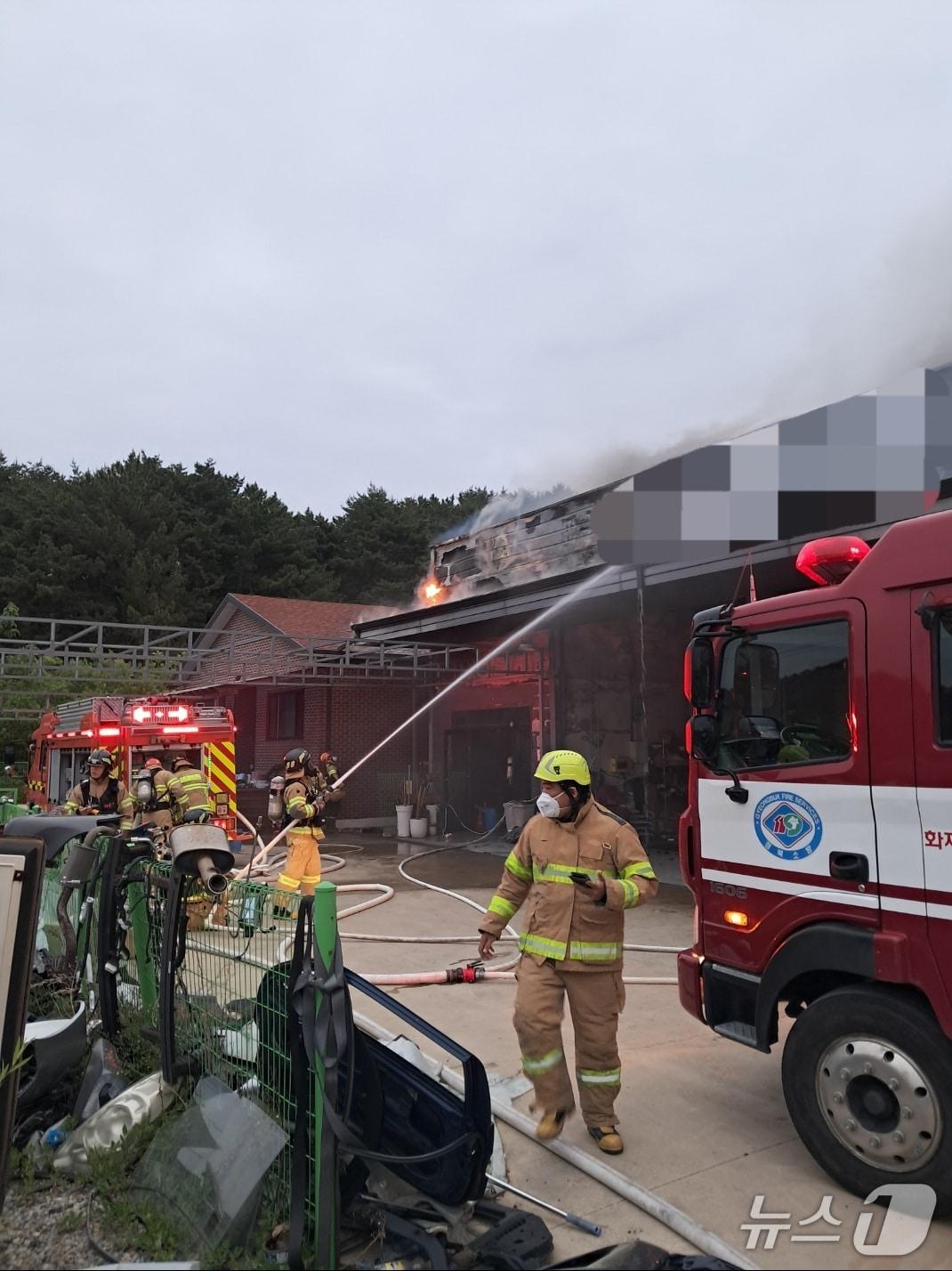 본문 이미지 - 22일 오전 5시21분쯤 경북 울진군 죽변면 후정리 한 자동차정비공장에서 원인을 알 수 없는 불이나 소방 당국이 화재진화를 하고있다.(경북소방본부 제공. 재판매 및 DB 금지)2025.5.22/뉴스1