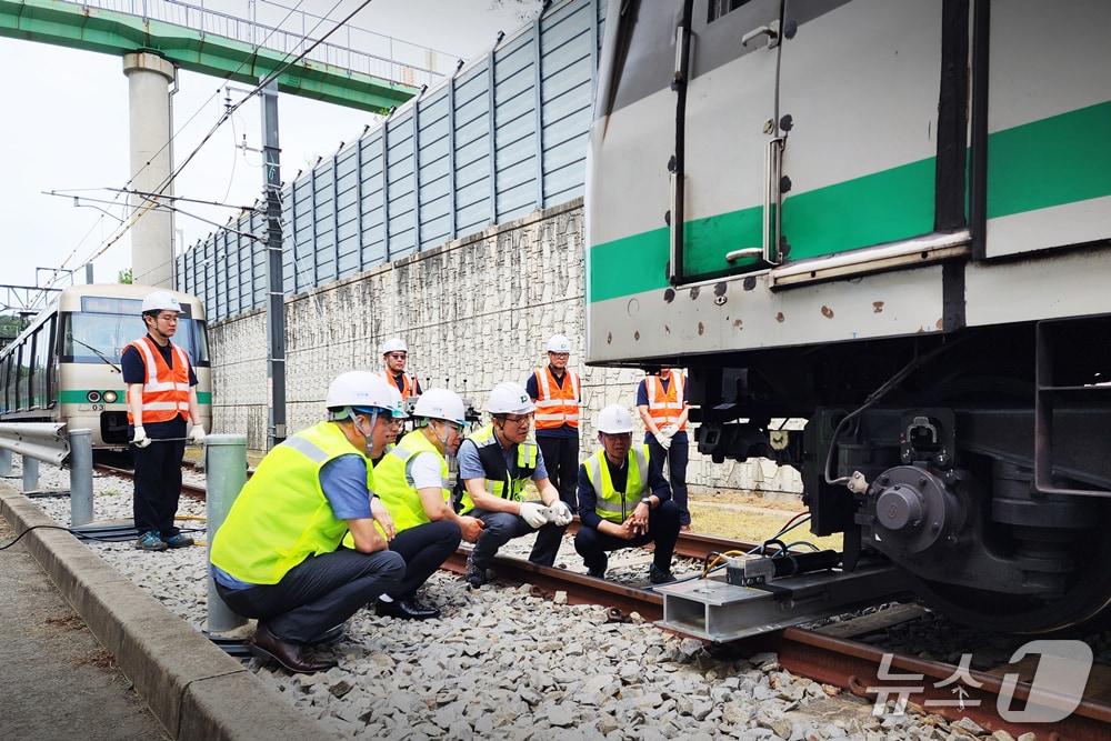 본문 이미지 - 박필우 기술이사 등 임직원들이 21일, 대전교통공사 판암차량기지에서 열차 탈선 복구 과정을 점검하고 있다. (대전교통공사 제공. 재판매 및 DB금지)2025.5.22/뉴스1