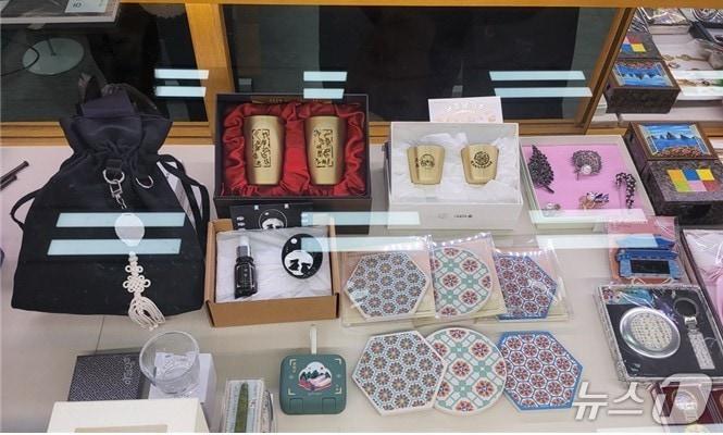 본문 이미지 - 부산시 문화 상품 '고와예'가 판매처에 진열돼 있다.(부산시청 제공. 재판매 및 DB 금지)