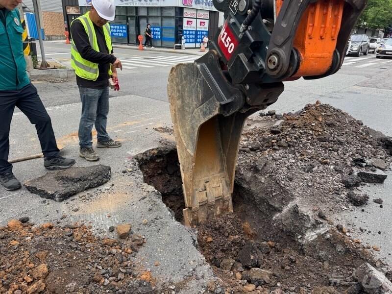 본문 이미지 - 5월 21일 광주 남구 송암공단 인근 도로에서 지름 10~50㎝, 깊이 1m의 땅꺼짐 현상이 발생해 보수작업하고 있다.&#40;광주 남구 제공. 재판매 및 DB 금지&#41; /뉴스1 ⓒ News1 박지현 기자