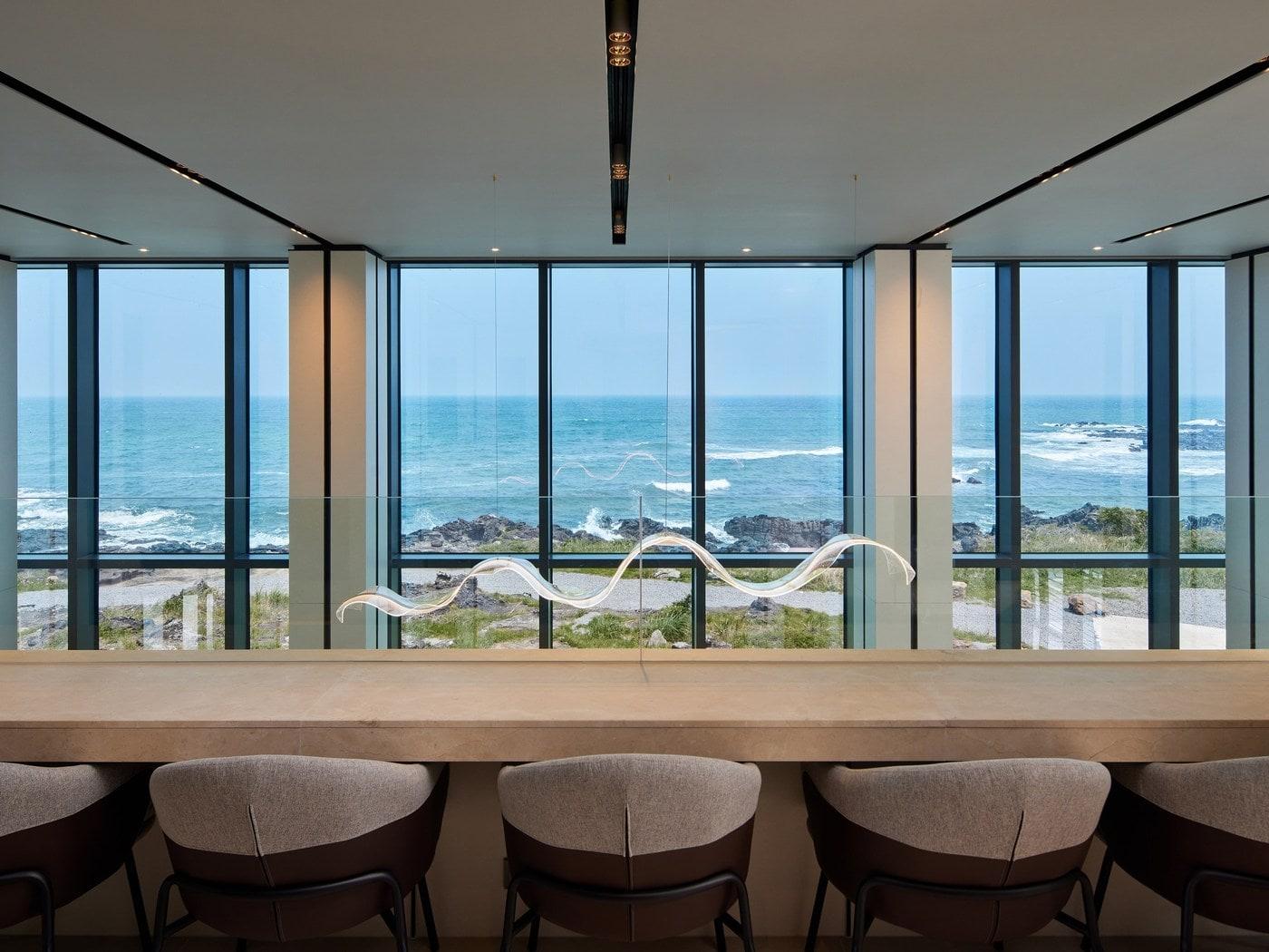 본문 이미지 - 신라스테이 플러스 이호테우 카페 '웨이브리스'. (신라스테이 제공).