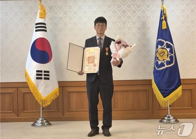 본문 이미지 - 김동곤 부산시 주무관이 21일 '적극행정 유공 정부포상' 시상식에서 기념사진을 찍고 있다.(부산시청 제공. 재판매 및 DB 금지)