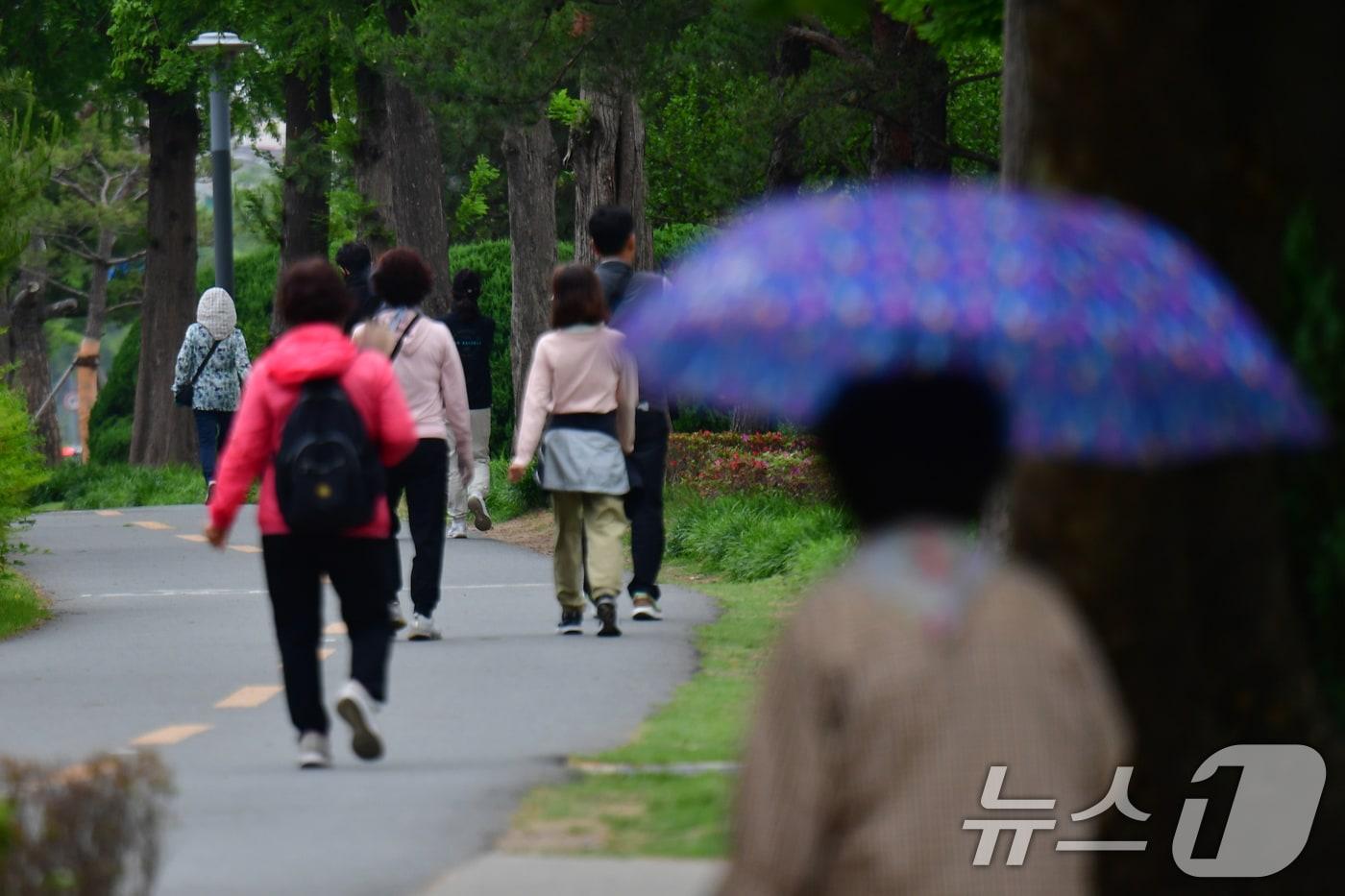 본문 이미지 - 22일 오전 경북 포항시 남구 대잠동 철길 숲에서 시민들이 긴팔 차림으로 산책하고 있다. 기상청은 포항지역 낮 최고 기온이 18도를 기록할 것으로 예보했다. 이는 이틀전 낮최고 기온 35도보다 18도 낮다. 2025.5.22/뉴스1 ⓒ News1 최창호 기자