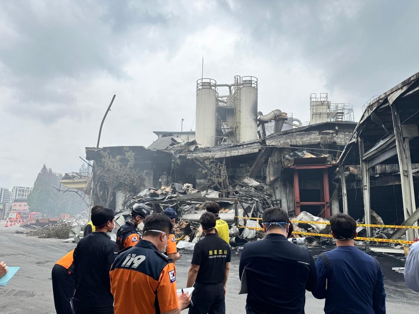 본문 이미지 - 지난 21일 광주 타이어공장 화재 현장에서 중앙화재합동조사단이 현장을 살펴보고 있다.(소방청 제공)
