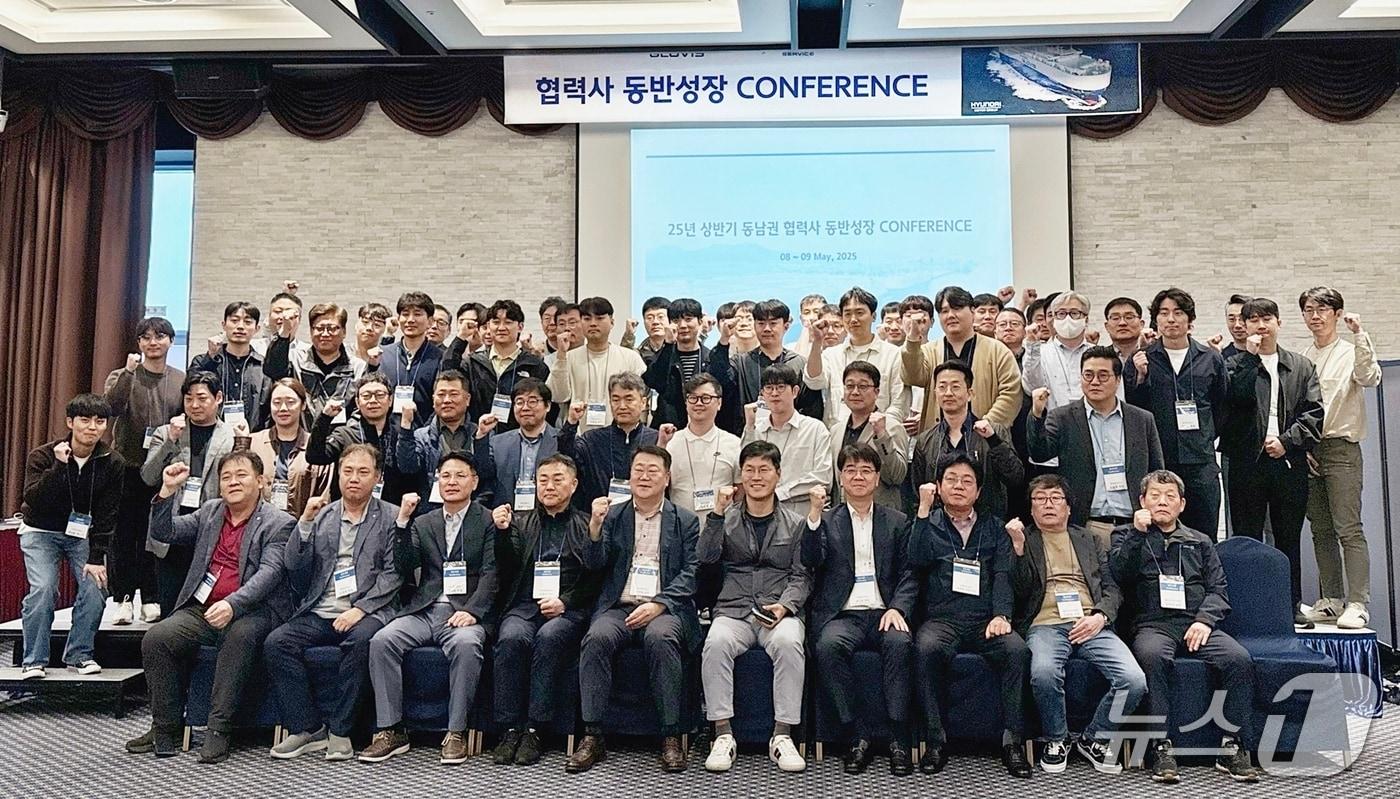 본문 이미지 - 현대글로비스는 지난  8~9일 전남 여수 라마다 프라자 호텔에서 협력사와 운송 경쟁력 강화 및 상생 방안을 논의하는 '항만 협력사 동반성장 컨퍼런스'를 개최했다.(현대글로비스 제공)