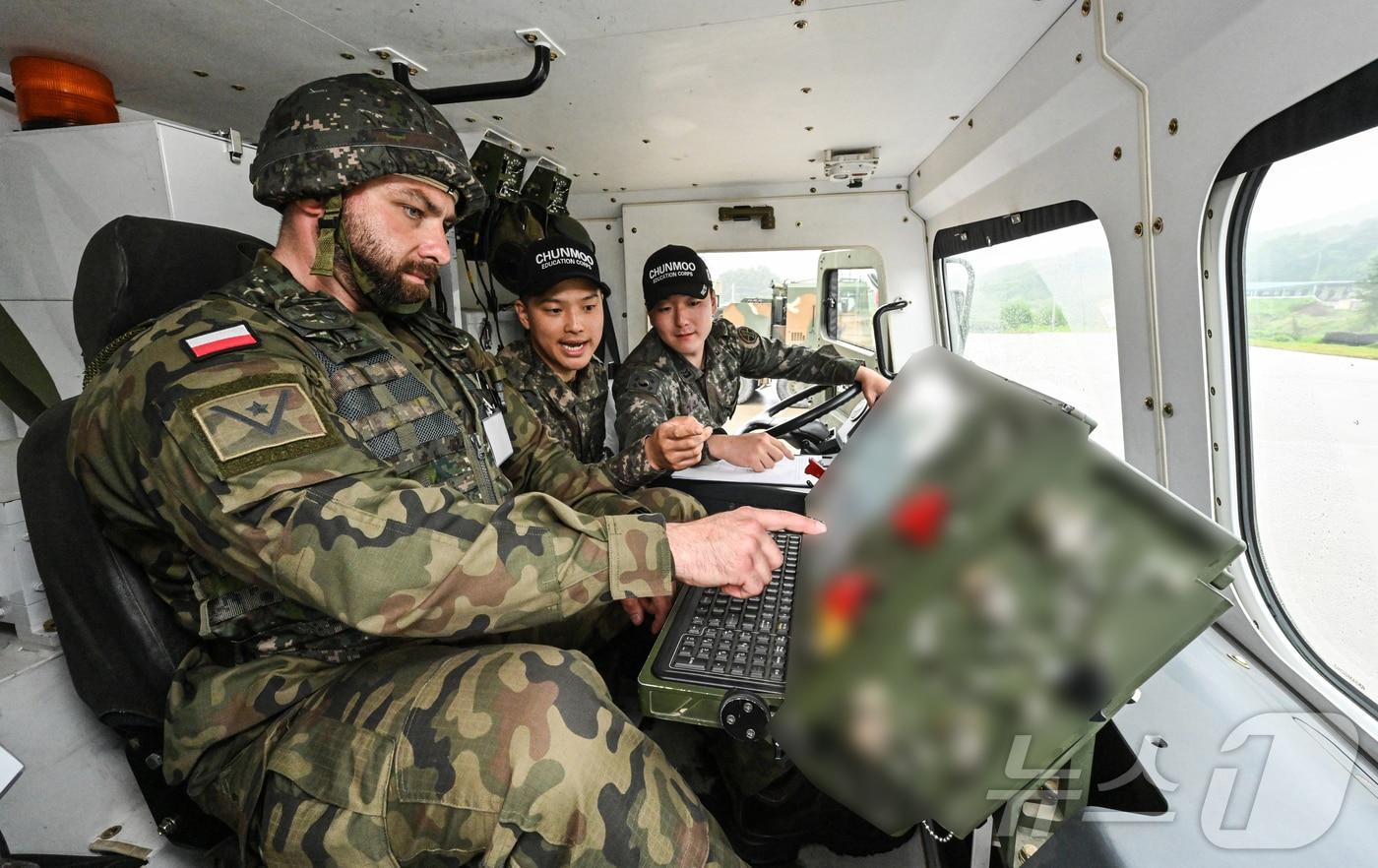 육군은 22일 해외 주요 방산협력국 장병들을 대상으로 K-무기체계의 전술적 운용을 교육하는 '육군 국제과정' 현장 모습을 공개했다. 폴란드군 교육생들이 천무의 조작 및 기동을 실습하고 있다. (육군 제공. 재판매 및 DB 금지) 2025.5.22/뉴스1