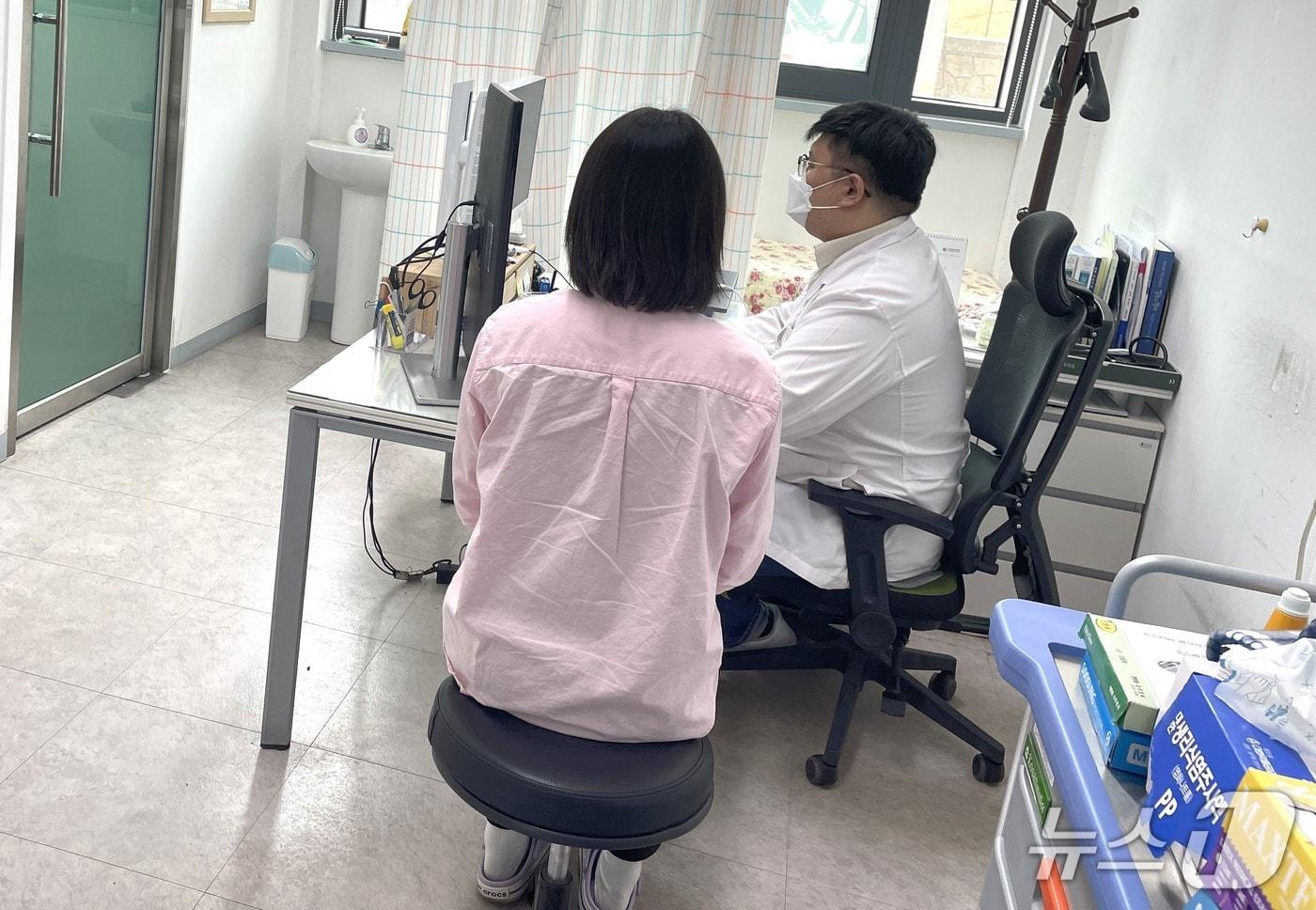 영동군 공중보건의사 진료 장면 (영동군 제공. 재판매 및 DB금지) /뉴스1 