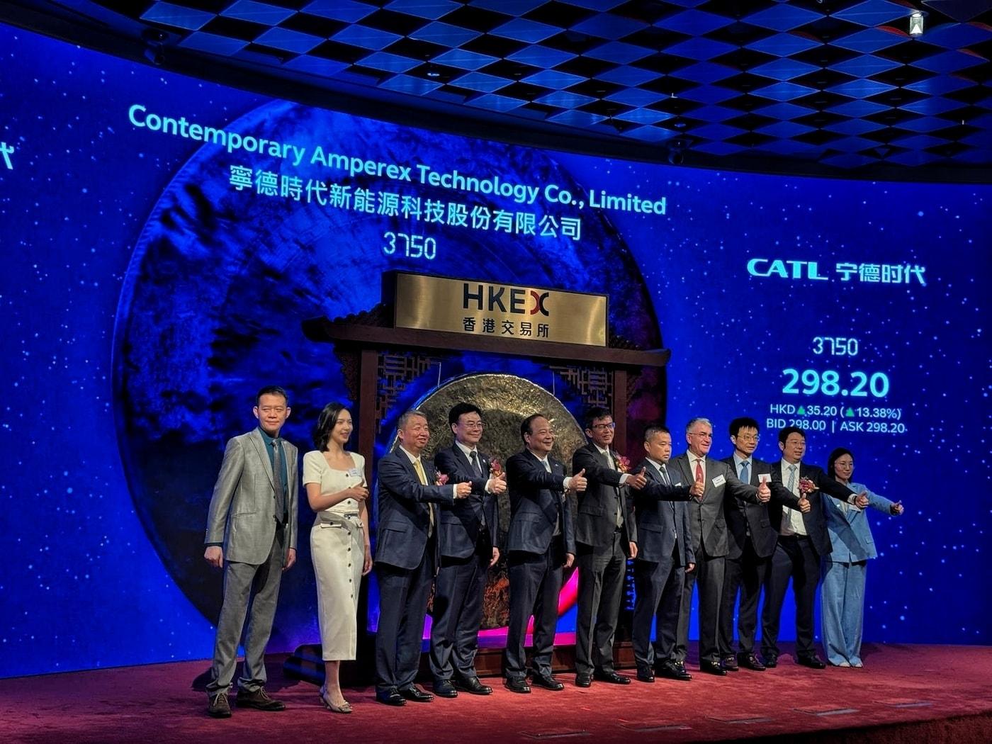 본문 이미지 - 미래에셋증권 상해사무소장 Elisa Zha(왼쪽 두 번째)가 CATL 홍콩거래소 상장 행사에서 CATL 경영진 등 관계자들과 기념촬영을 하고 있다