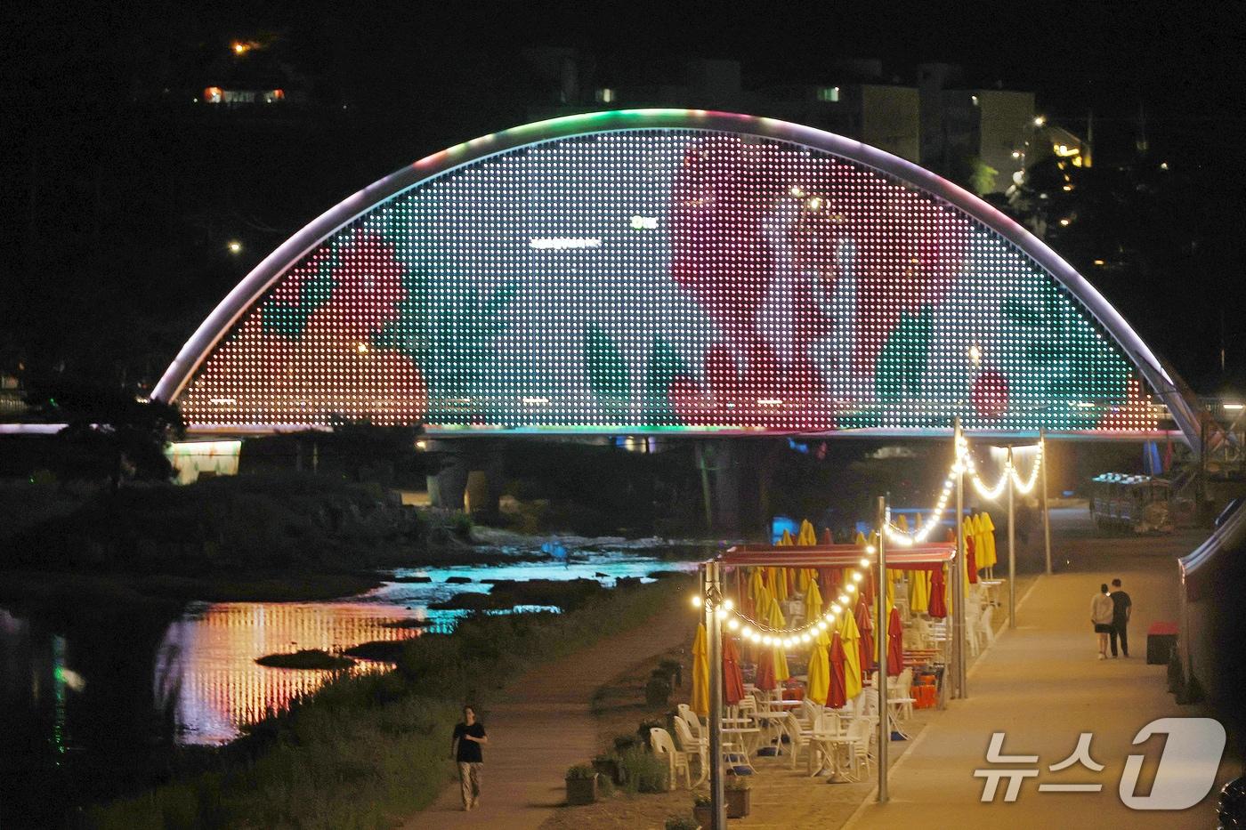 본문 이미지 - 충북 괴산군이 지역 야간경관 개선과 관광 활성화를 위해 동진천변에 설치한 미디어파사드 연출 모습.(괴산군 제공)/뉴스1