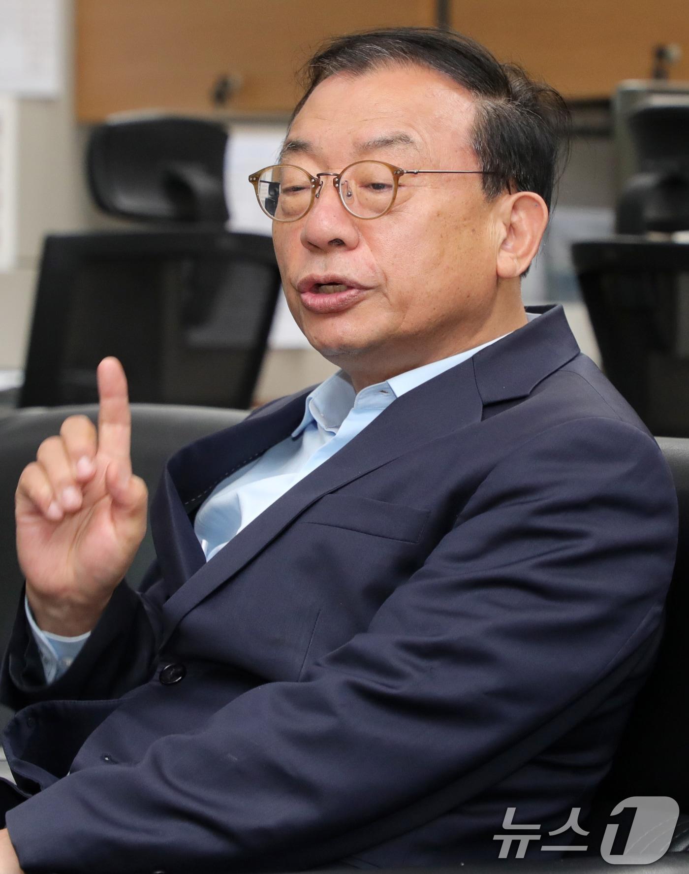 본문 이미지 - 이정현 국민의힘 공동선대위원장이 22일 전북 전주시 전북특별자치도의회 기자실을 방문해 간담회를 열고 질의에 답변을 하고 있다. 2025.5.22/뉴스1 ⓒ News1 유경석 기자