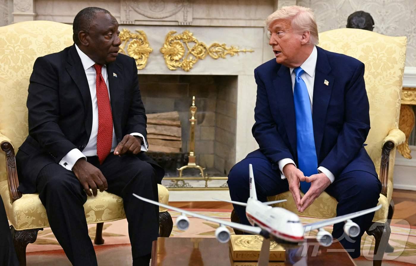 도널드 트럼프 미국 대통령이 5월 21일&#40;현지시간&#41; 워싱턴 백악관에서 시릴 라마포사 남아프리카 공화국 대통령과 정상 회담했다. 2025.05.22 ⓒ AFP=뉴스1 ⓒ News1 우동명 기자