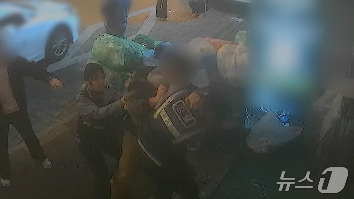 본문 이미지 - 경찰을 폭행하며 난동을 부리는 피의자(대전경찰청 제공) /뉴스1