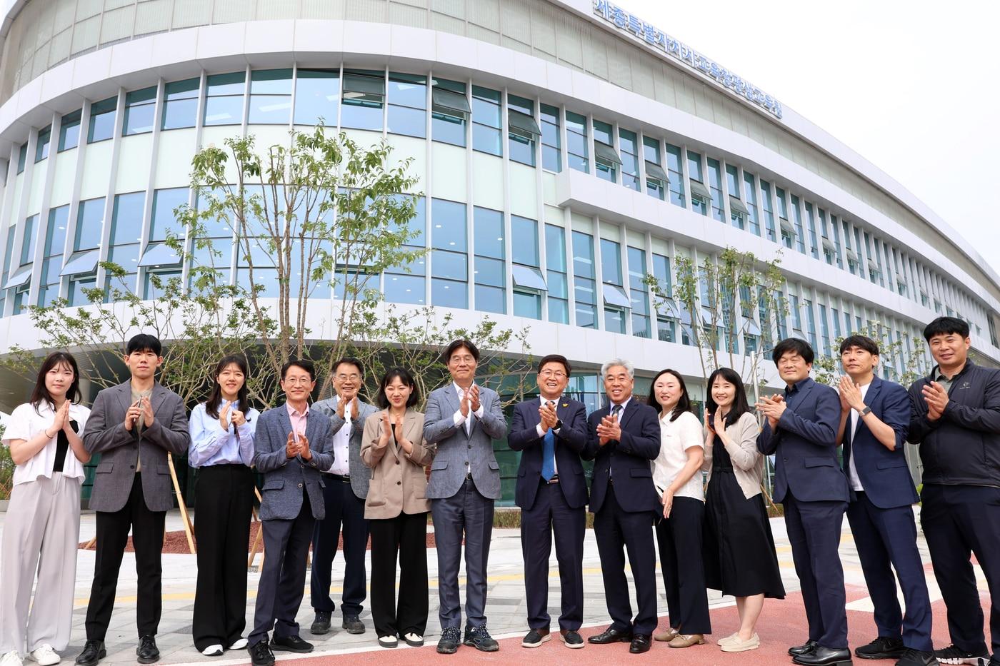 지난 21일 김형렬 행복청장(왼쪽 일곱번째)과 최교진 세종교육감(왼쪽 여덟번째) 등 행복청과 교육청 관계자들이 평생교육원 앞에서 기념사진을 찍고 있다.  (행복청 제공. 재판매 및 DB금지)