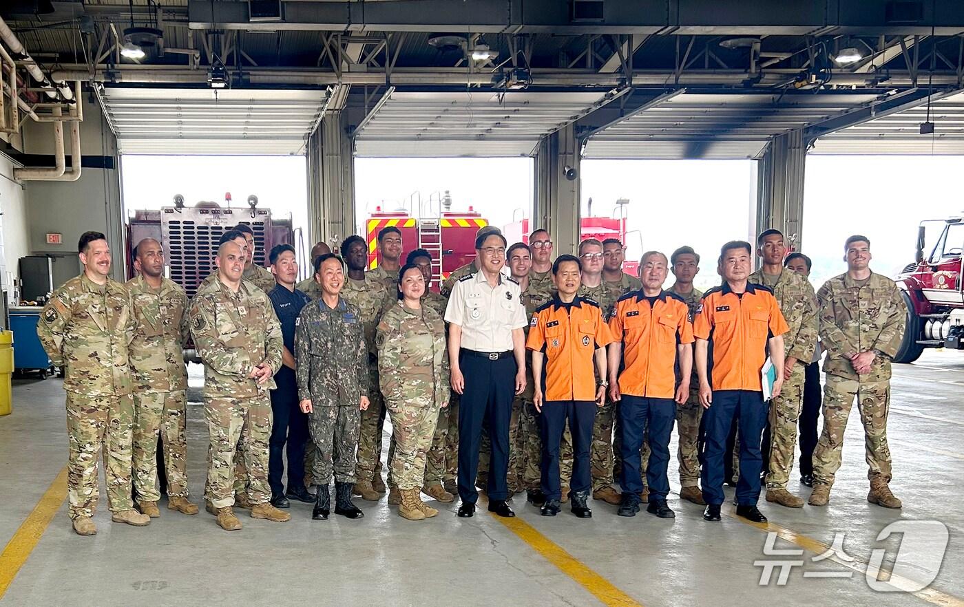 김재병 경기도소방재난본부장이 지난 21일 평택 공군작전사령부와 오산 미 공군 소방대를 차례로 방문해 환담을 가진 후 기념촬영을 하고 있다. (경기도소방재난본부 제공. 재판매 및 DB 금지) 2025.5.22/뉴스1