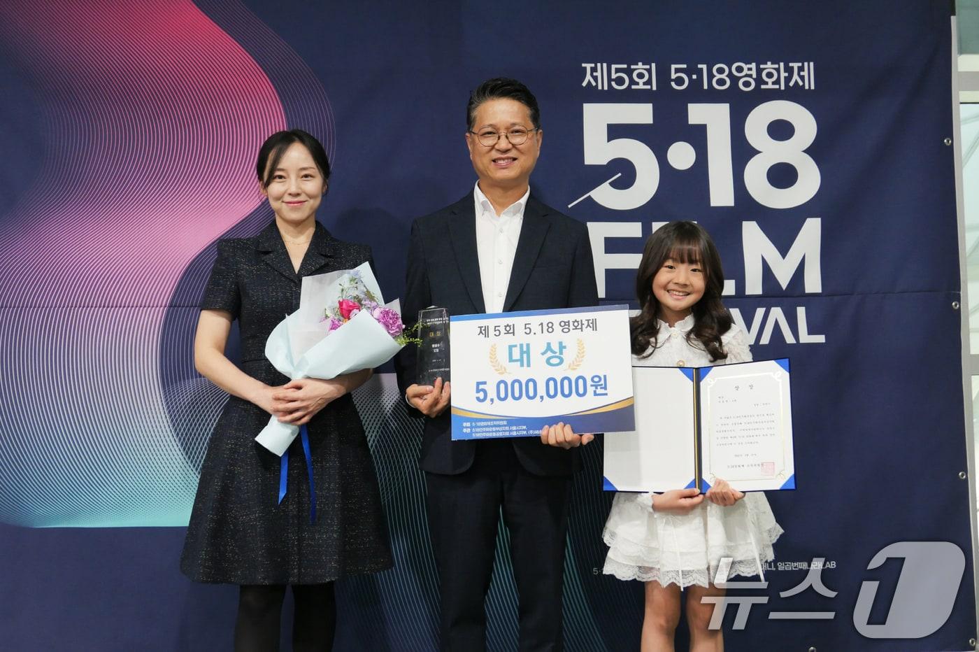 단편영화 &#39;오월&#39;의 방성수 감독&#40;가운데&#41;과 김보배&#40;왼쪽&#41;, 이유주 배우가 제5회 5.18영화제 대상을 수상한 후 기념촬영을 하고 있다.&#40;광주시 제공. 재판매 및 DB 금지&#41; 