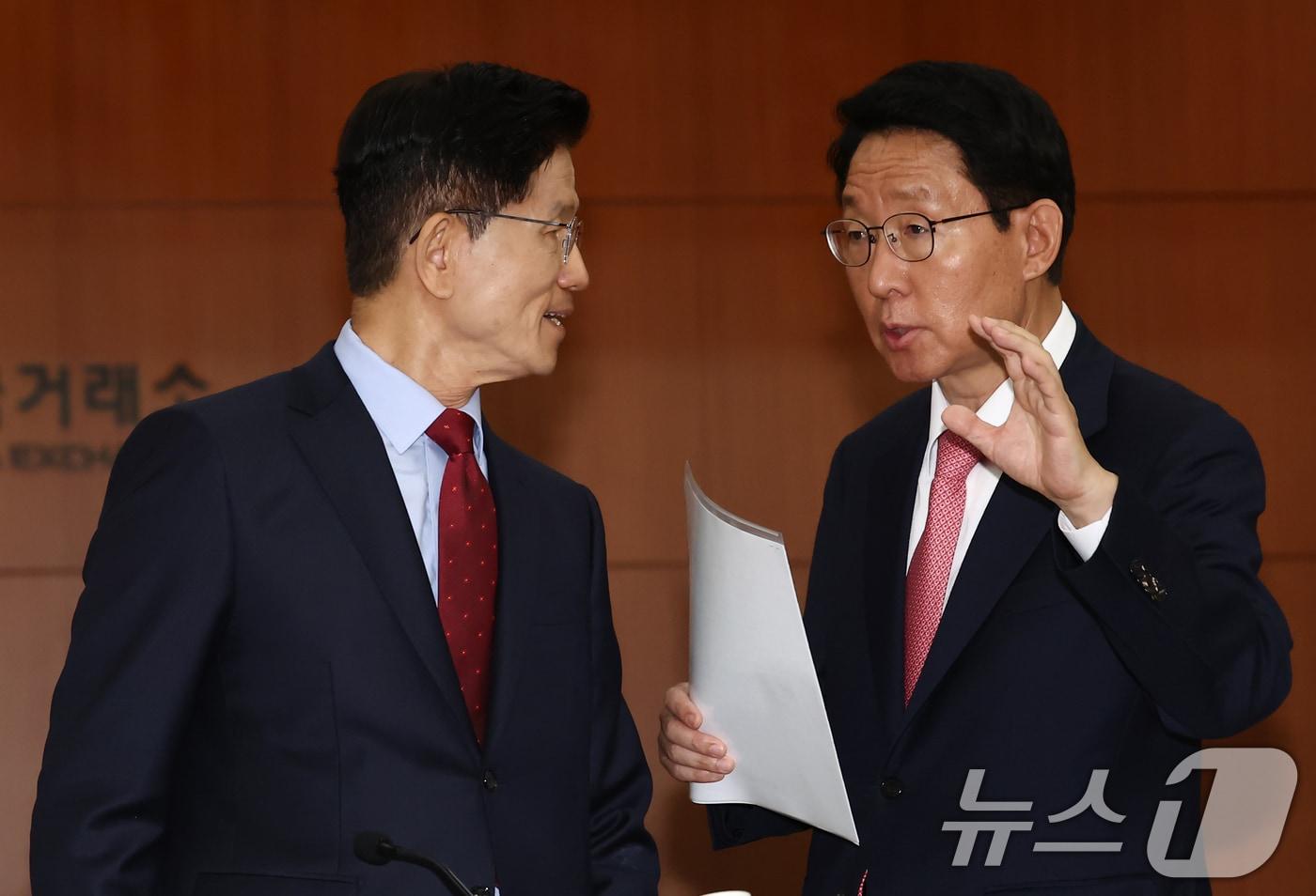 김문수 국민의힘 대통령 후보가 22일 서울 여의도 한국거래소에서 열린 중앙선거대책위원회 현장 회의에 앞서 김상훈 정책위의장과 대화하고 있다. 2025.5.22/뉴스1 ⓒ News1 김민지 기자