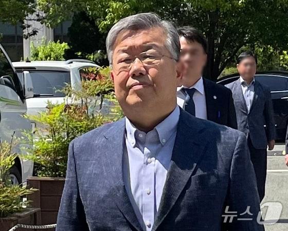 본문 이미지 - 박일호 전 경남 밀양시장이 지난해 5월 10일 오후 경남 창원 성산구 창원지방법원에서 열린 구속 전 피의자심문(영장실질심사)에 출석하고 있다.(뉴스1 DB. 재판매 및 DB금지)