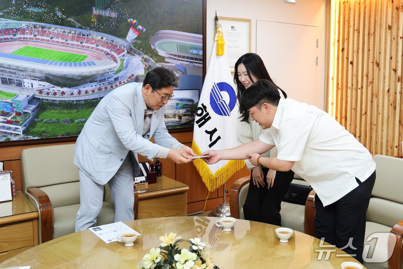 지난 21일 나는 김해솔로를 통해 부부의 연을 맺게 된 김 모씨와 유모 씨가 시청을 찾아 홍태용 시장(왼쪽)에게 청첩장을 전달하고 있다.(김해시 제공. 재판매 및 DB금지)