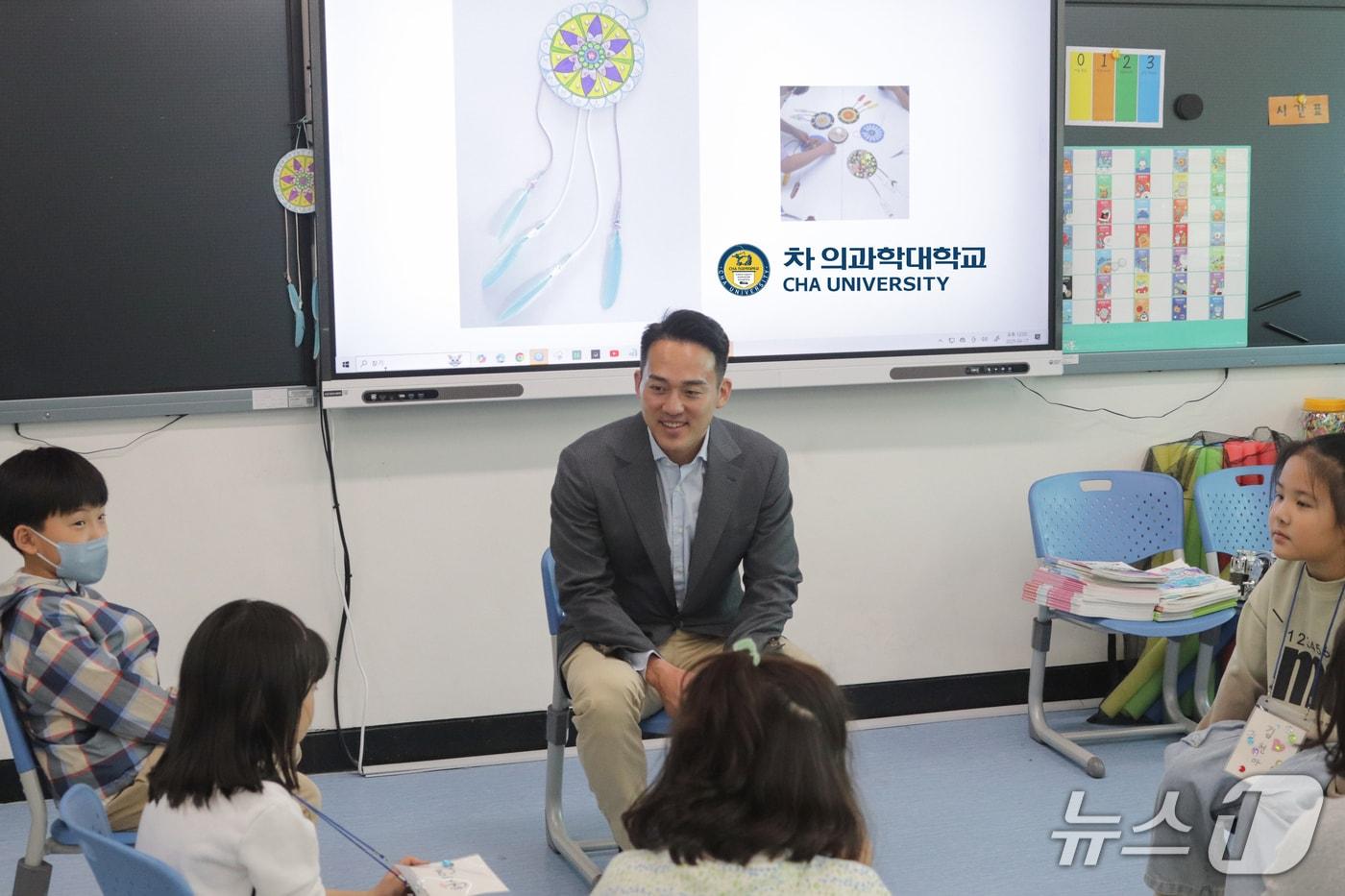 차원태 차 의과학대학교 총장이 포천 노곡초등학교 학생들을 만나 격려하고 있다.&#40;차 의과학대학교 제공&#41;