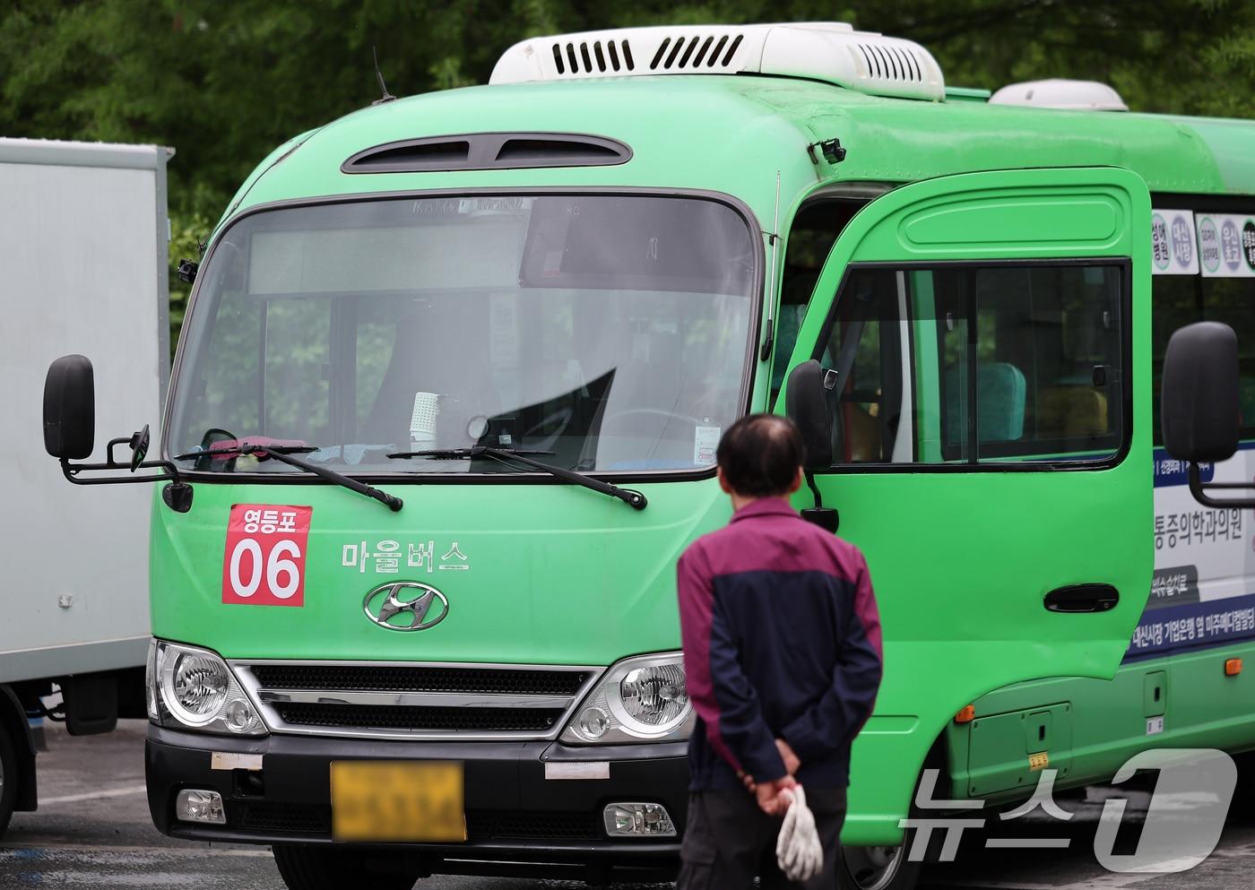 서울 시내 마을버스 차고지에 마을버스가 정차돼 있다. 2025.5.22/뉴스1 ⓒ News1 김성진 기자