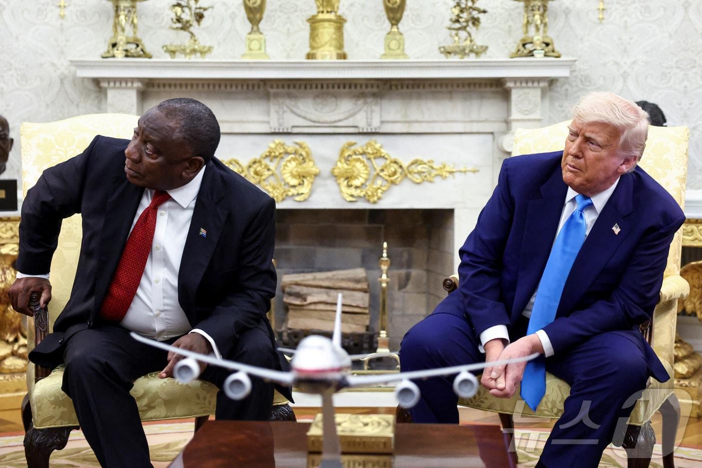 도널드 트럼프 미국 대통령이 지난 5월 21일&#40;현지시간&#41; 워싱턴 백악관에서 시릴 라마포사 남아프리카공화국 대통령과 정상 회담 중 상영한 영상을 보고 있다. 2025.05.22 ⓒ 로이터=뉴스1 ⓒ News1 우동명 기자