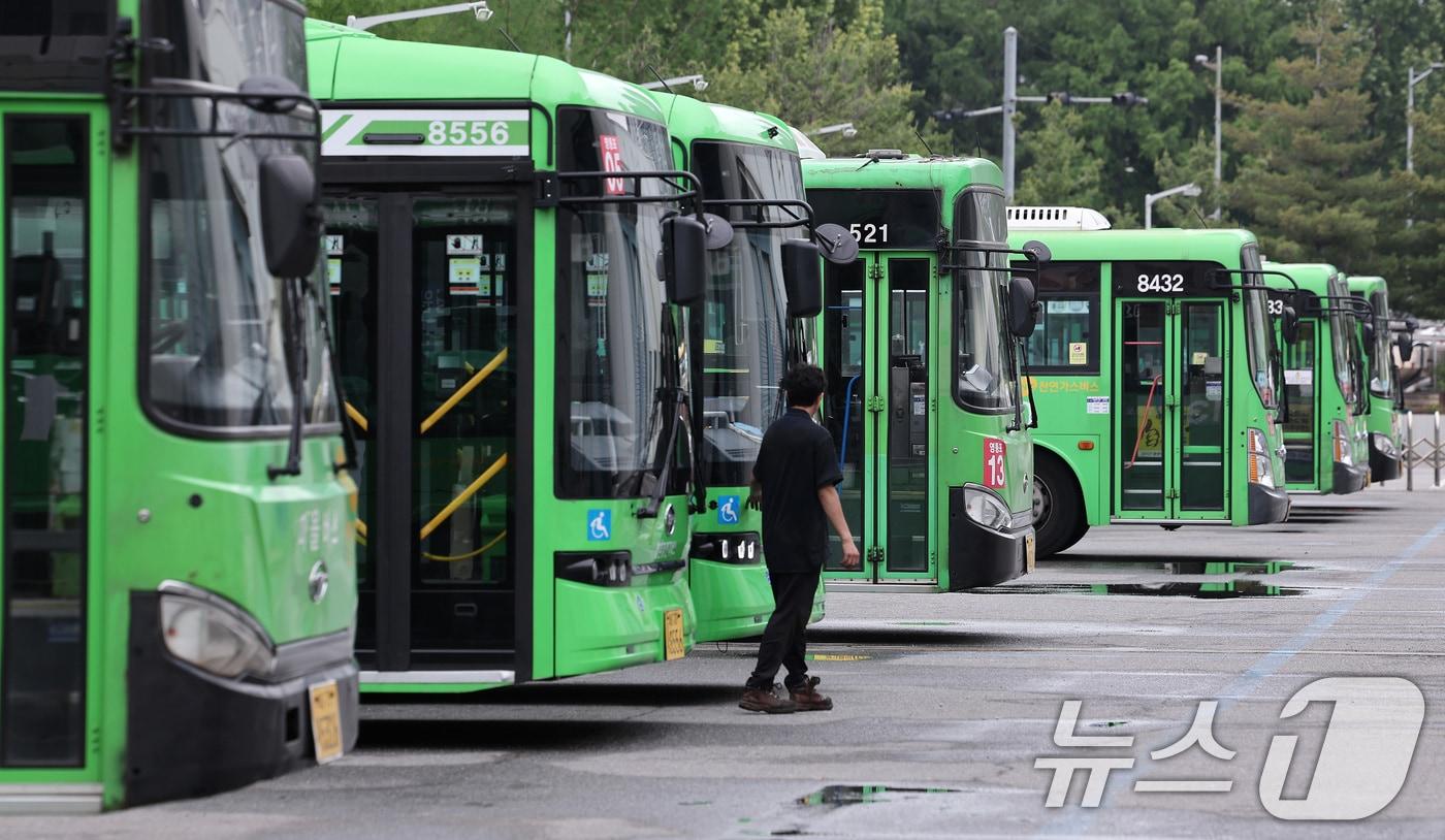 서울 시내 마을버스 차고지에 마을버스가 정차돼 있다. 2025.5.22/뉴스1 ⓒ News1 김성진 기자