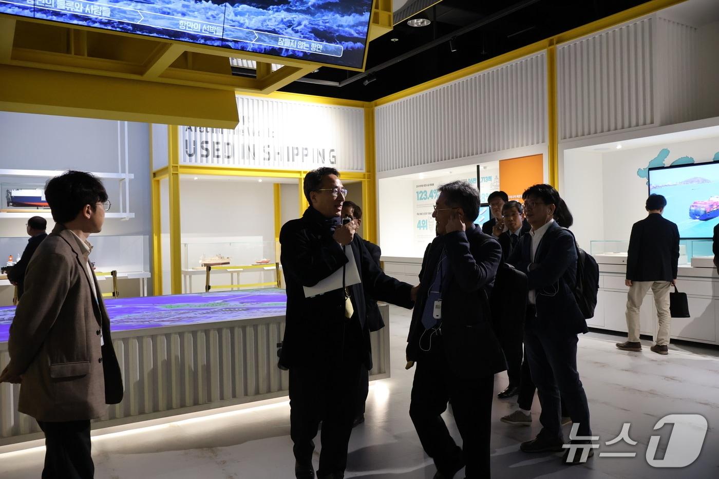 본문 이미지 - 우동식 박물관장이 국립인천해양박물관 운영위원들을 대상으로 전시해설을 진행하고 있다.(국립인천해양박물관 제공)