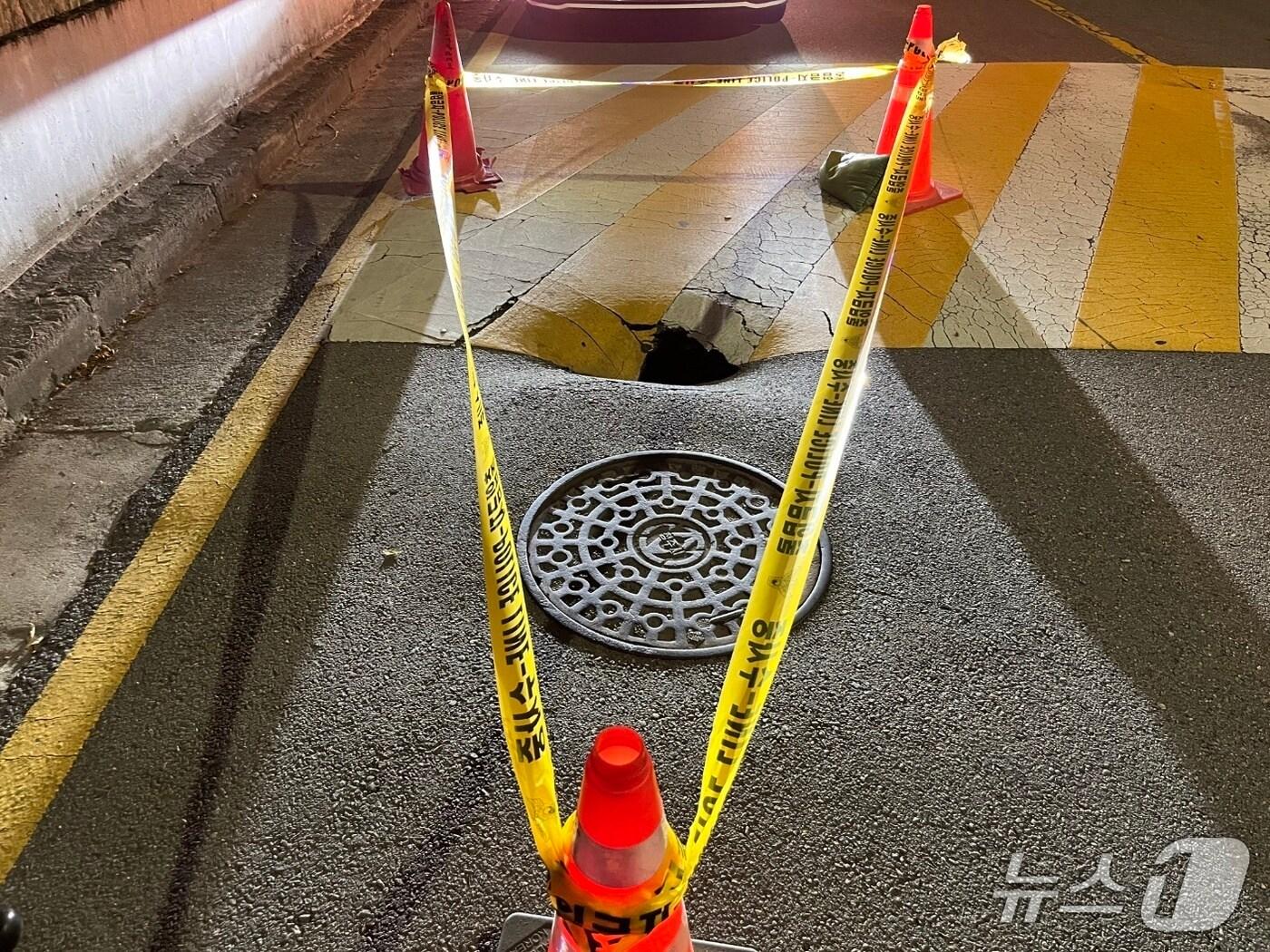 본문 이미지 - 지난 21일 오후 10시50분쯤 청주시 흥덕구 가경동의 한 아파트 인근 도로에 직경 50㎝, 깊이 1m 의 싱크홀이 발생했다.(청주서부소방서 제공. 재판매 및 DB 금지)/뉴스1