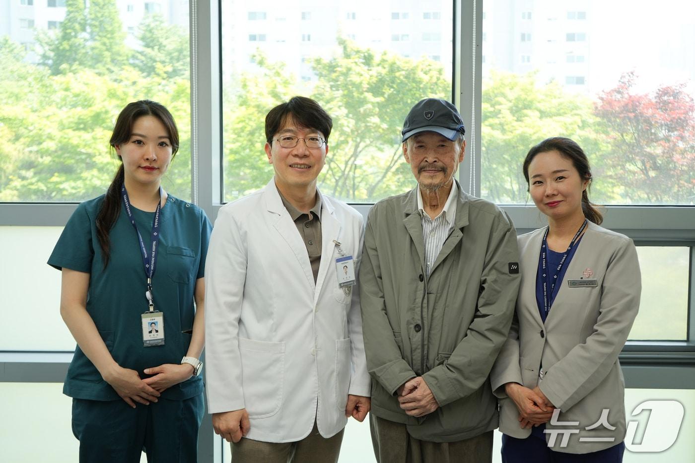 오성진 해운대백병원 위암센터 교수(왼쪽 두번째)가 수술을 성공적으로 마친 73에 위암환자(왼쪽 세번째)와 기념사진을 찍고 있다.(해운대백병원 제공. 재판매 및 DB 금지)