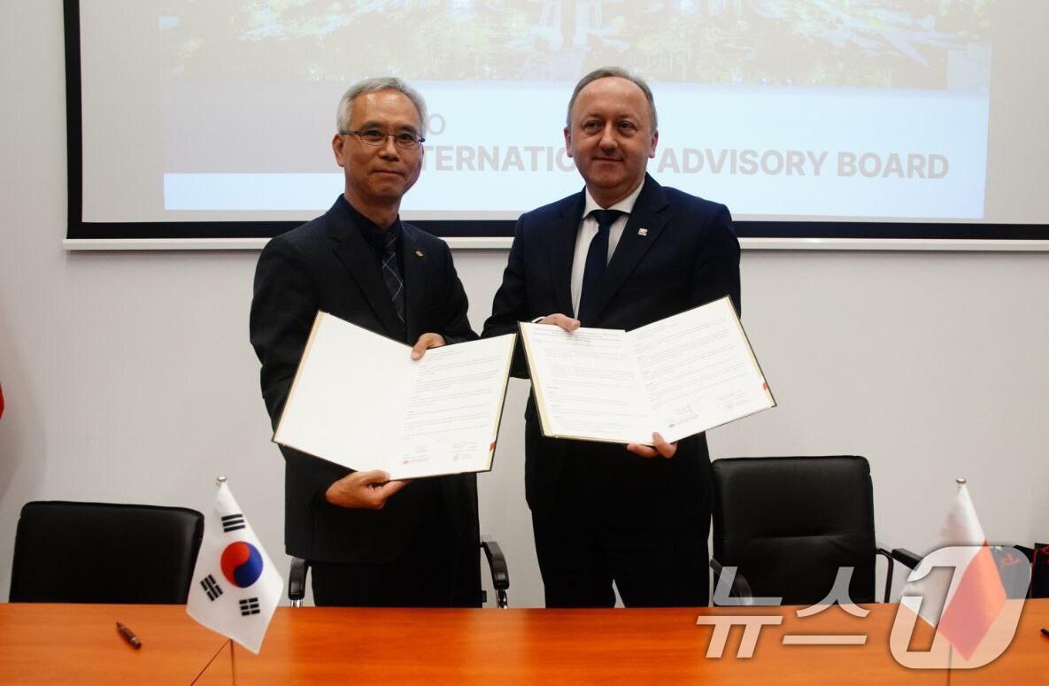 본문 이미지 - 양동학 전쟁기념사업회 사무총장과 카롤 플레이요프스키 폴란드 국가기억연구소 부소장이 지난 19일 폴란드 IPN에서 열린 양 기관 업무 협약식에서 기념 촬영을 하고 있다. (전쟁기념사업회 제공. 재판매 및 DB 금지) 2025.5.22/뉴스1