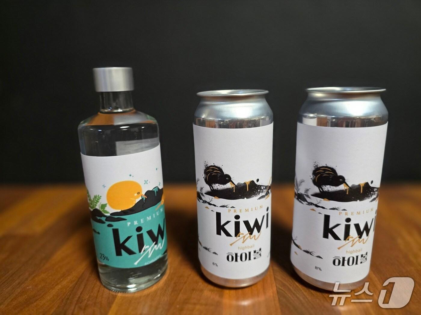 본문 이미지 -  골드키위 감황을 재료로 한 증류주와 하이볼(제주도 제공.재판매 및 DB금지)/뉴스1