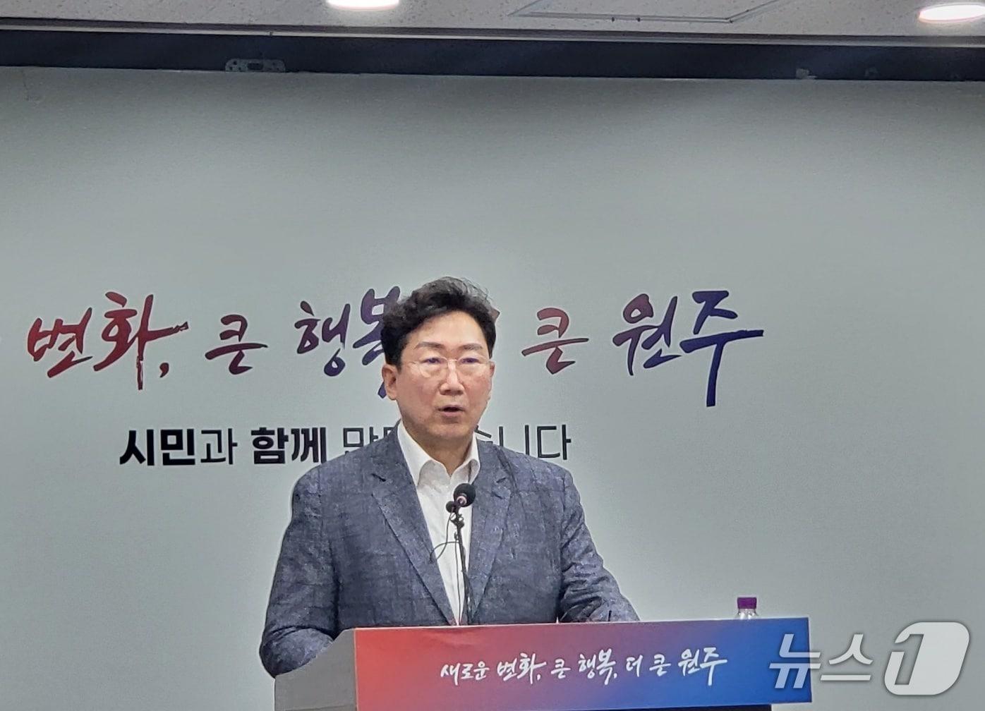 본문 이미지 - 원강수 강원 원주시장이 22일 오전 원주시청 브리핑룸에서 회견을 열고 엔비디아 인증 교육센터 설립 계획을 발표하고 있다. 2025.5.22/뉴스1 신관호 기자