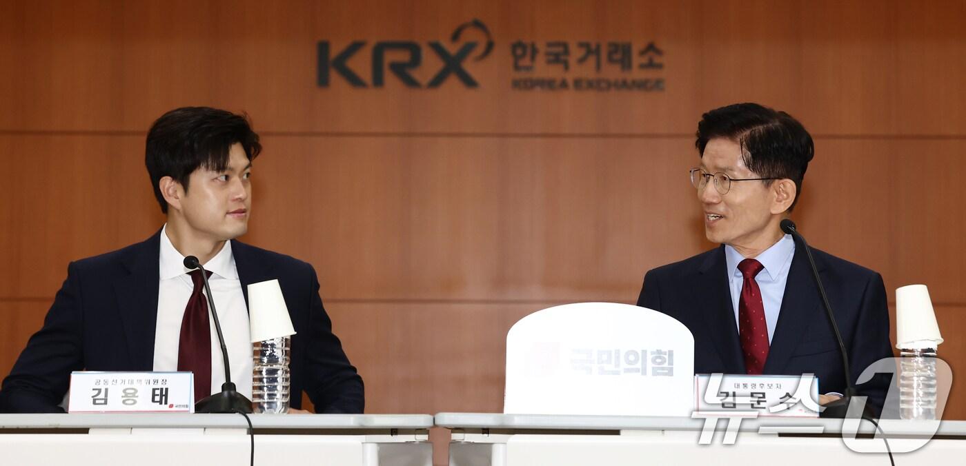 김문수 국민의힘 대통령 후보가 22일 서울 여의도 한국거래소에서 열린 중앙선거대책위원회 현장 회의에서 김용태 비상대책위원장과 인사하고 있다. 2025.5.22/뉴스1 ⓒ News1 김민지 기자