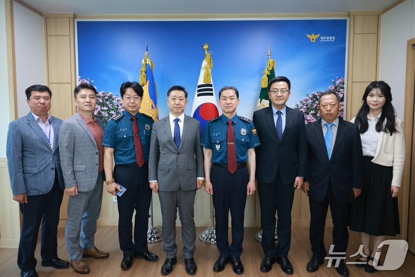 본문 이미지 - 22일 제주경찰청사에서 김수영 청장과 주제주중국총영사관 진건군 총영사 등 관계자들이 기념촬영을 하고 있다.(제주경찰청 제공. 재판매 및 DB 금지)