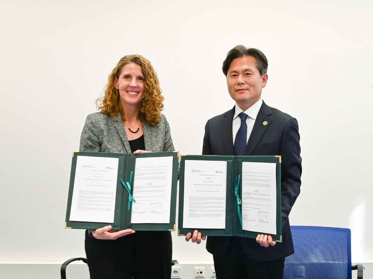 본문 이미지 - 이준형 경찰청 국제협력관(인터폴 대한민국 국가중앙사무국장)과 캔디스 웰치 유엔 마약·범죄사무소(UNODC) 정책분석홍보국장이 동남아 지역에서 발생하고 있는 초국경 조직 범죄에 협력하는 내용의 업무협약(MOU)을 체결하고 있다. (경찰청 제공)