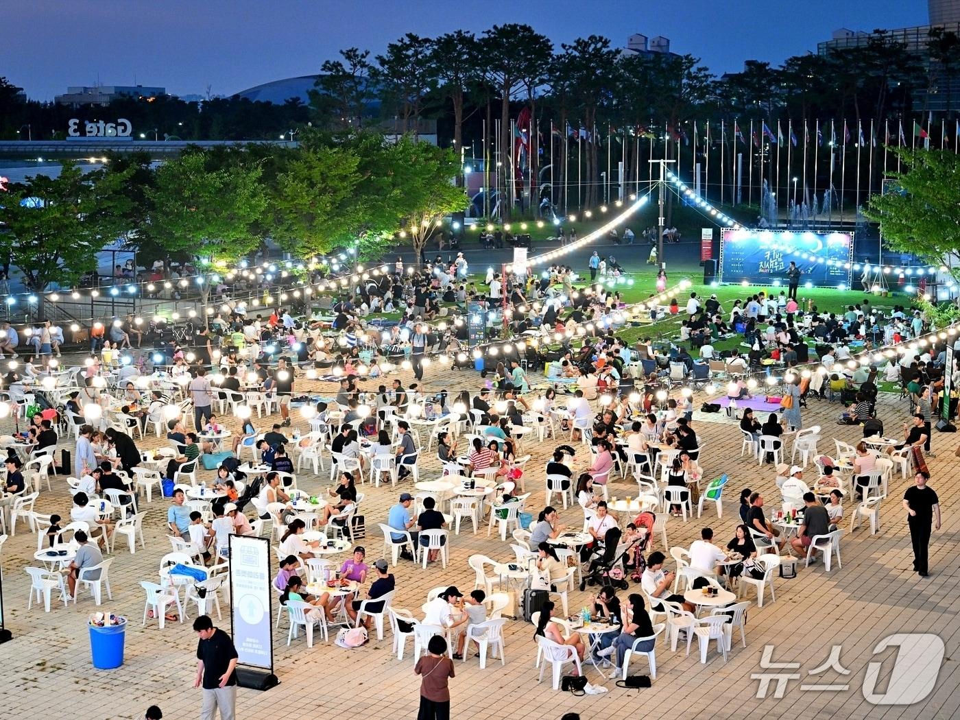 본문 이미지 - 지난해 킨텍스 광장에서 열린 '킨 밤 지새우고' 야시장 모습. (킨텍스 제공, 재판매 및 DB금지)