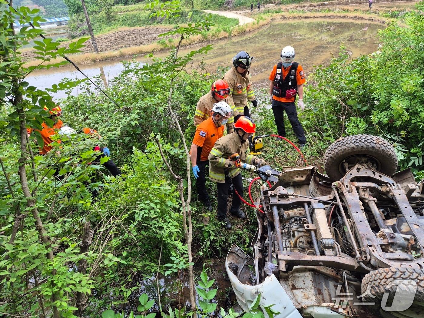 본문 이미지 - 공주시 이인면 1톤 트럭 전복 사고 현장. (공주소방서 제공, 재판매 및 DB 금지) / 뉴스1 