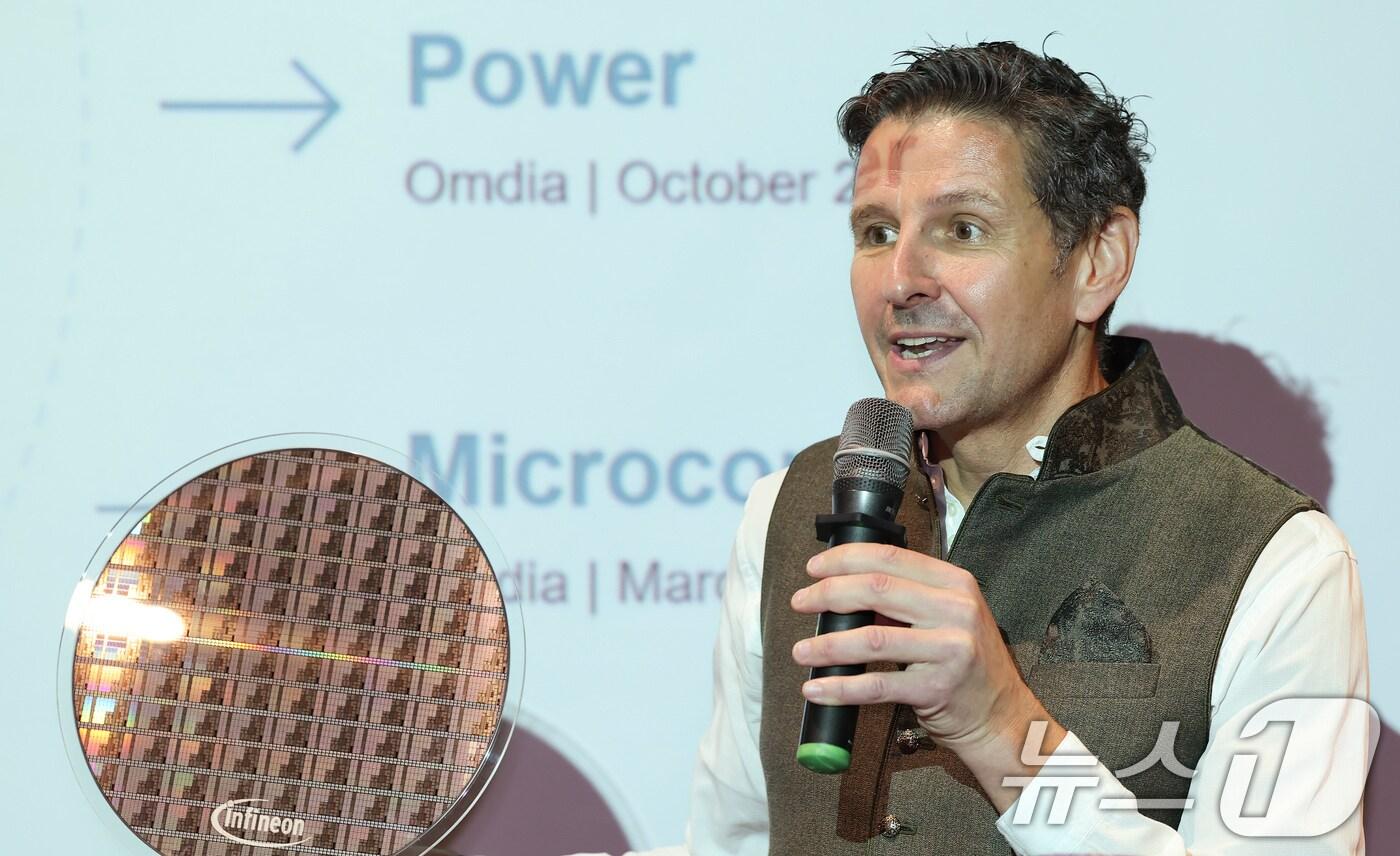 안드레아스 우르시츠(Andreas Urschitz) 인피니언 마케팅 최고책임자가 22일 오전 서울 강남구 코엑스에서 열린 '인피니언 테크놀로지스 코리아 옥토버테크 서울 2025 기자간담회'에서 300mm GaN(갈륨나이트라이드) 웨이퍼를 소개하고 있다. 2025.5.22/뉴스1 ⓒ News1 장수영 기자