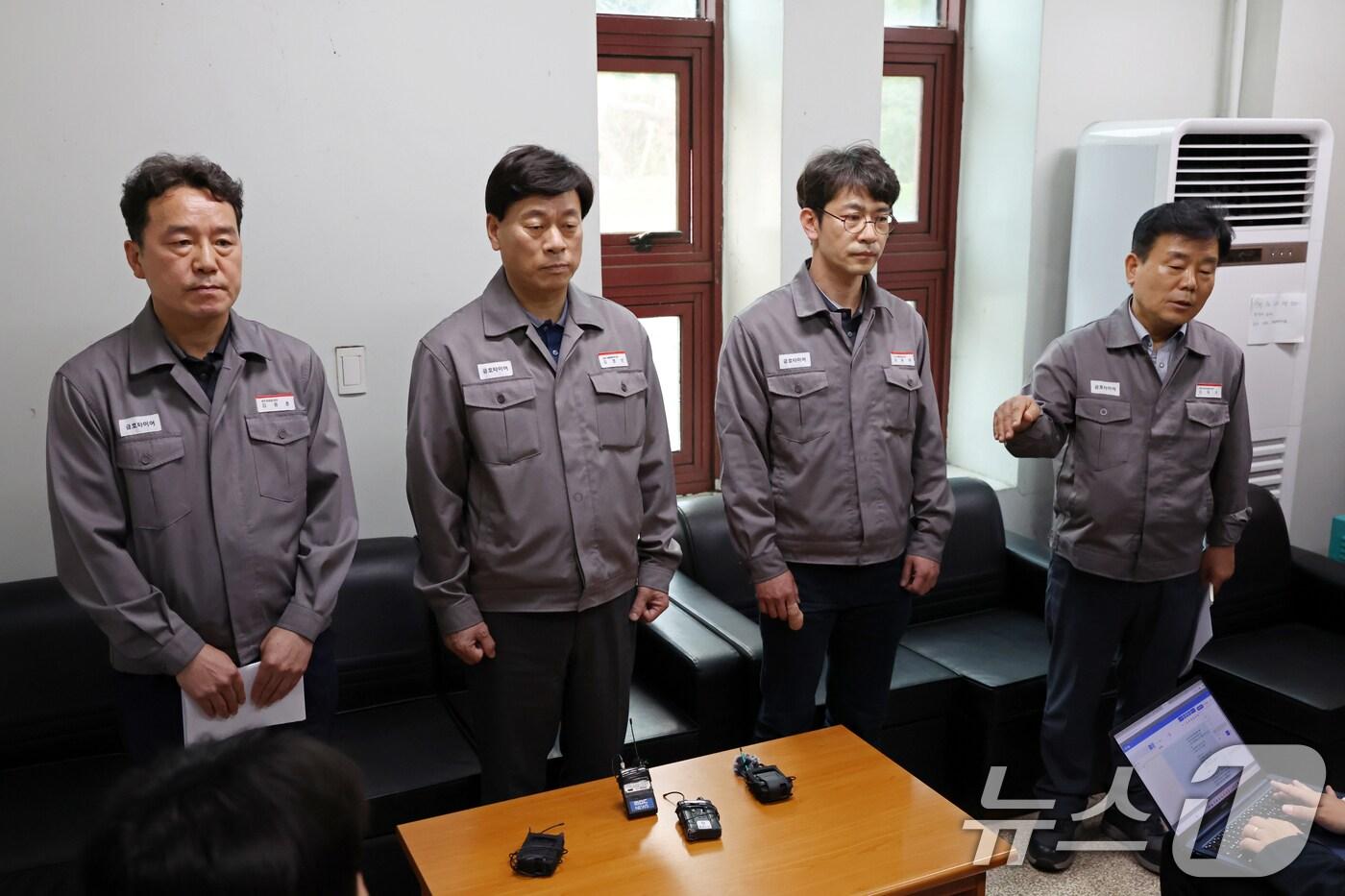 본문 이미지 - 22일 오전 광주 광산구 소촌동 금호타이어 광주공장 화재 현장에서 금호타이어 관계자들이 언론 브리핑을 하고 있다. 왼쪽부터 김용훈 광주공장장, 김명선 부사장, 성용태 노사협력 상무, 김옥조 커뮤니케이션 상무. ⓒ News1 이승현 기자